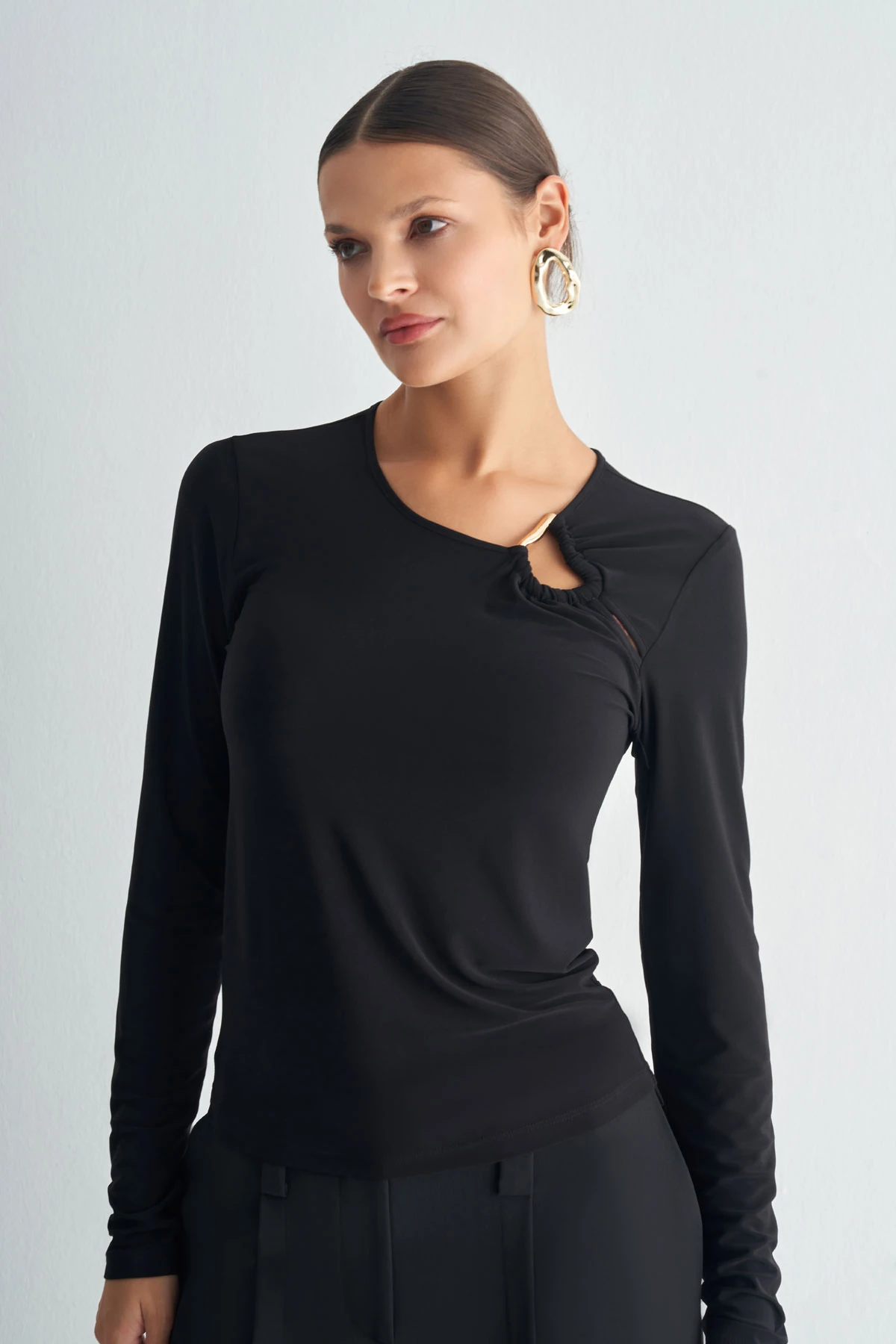 Aksesuar Detaylı Uzun Kollu Bluz - Siyah