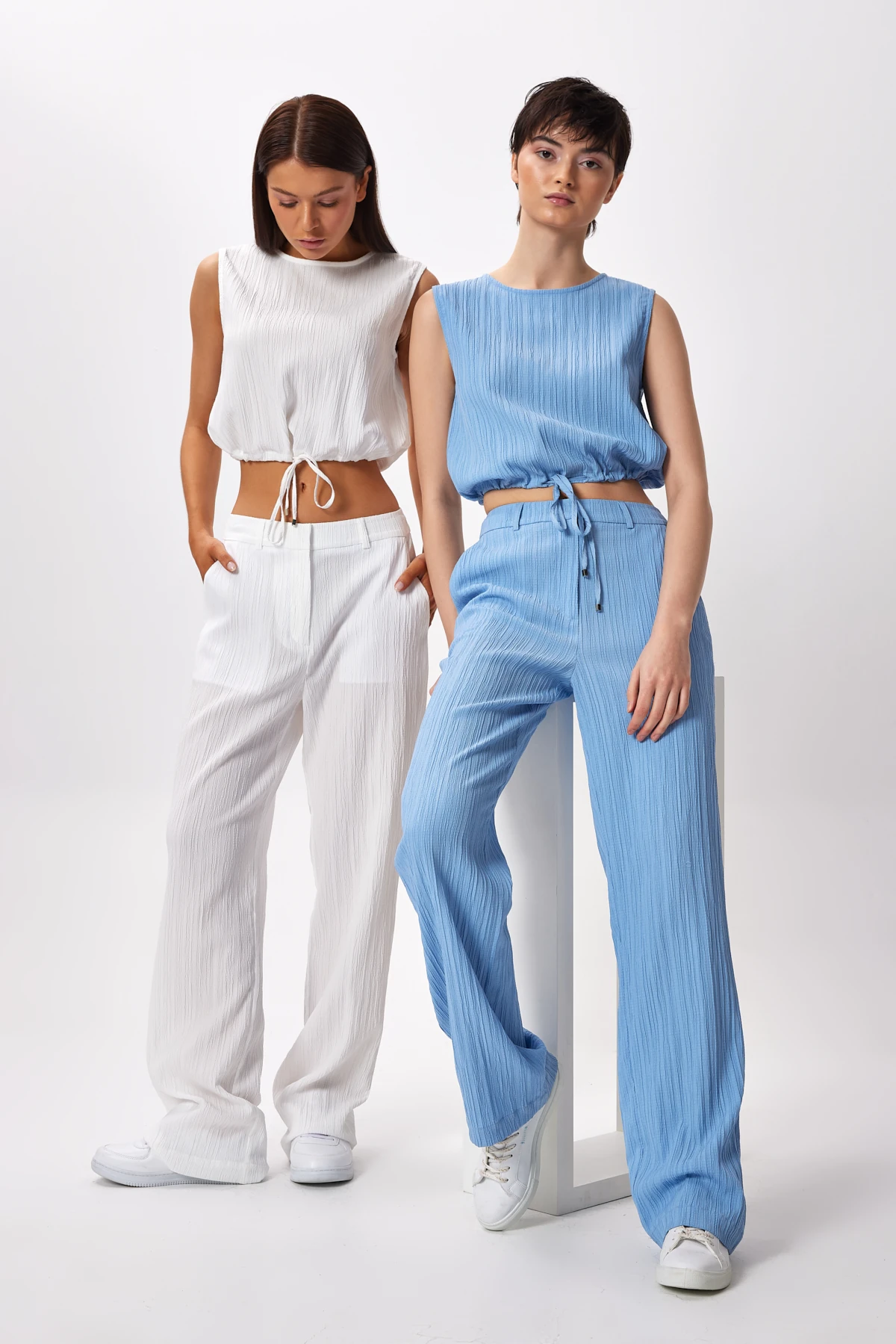 Büzgü Detaylı Kolsuz Crop Bluz - ekru