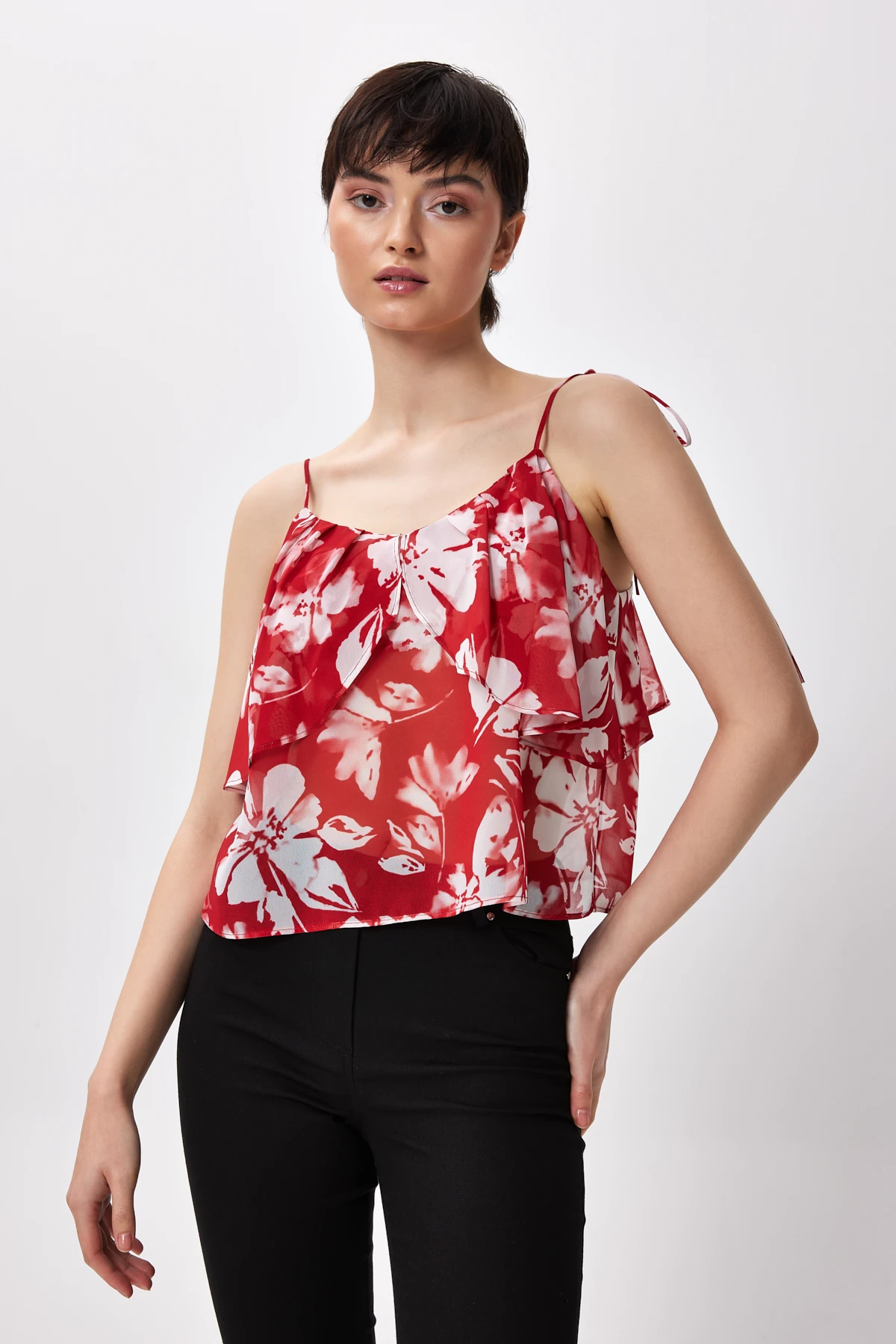 Çiçek Desenli Kat Detaylı Askılı Bluz - coral