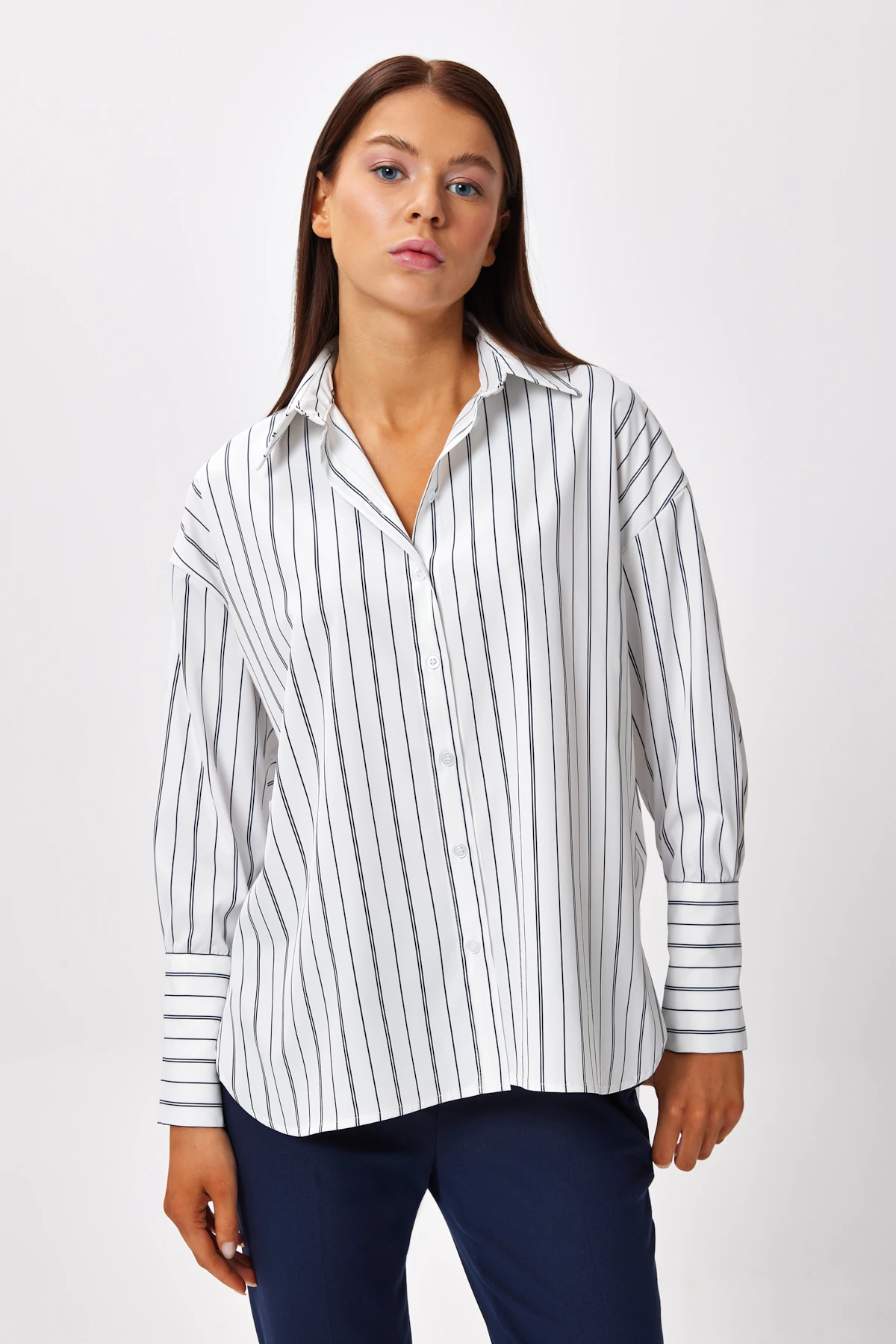 Dikey Çizgili Klasik Yaka Gömlek - Siyah