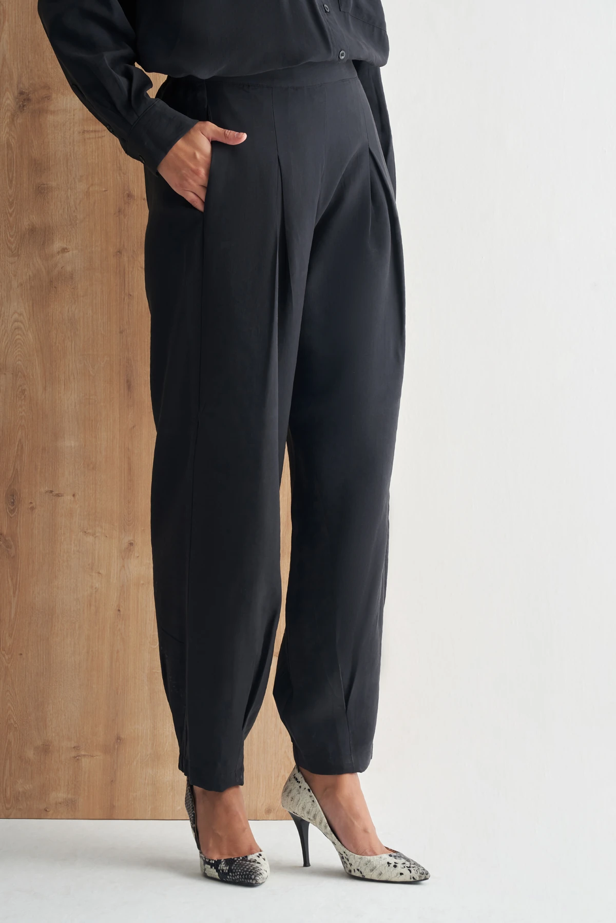 Pile Detaylı Yüksek Bel Rahat Kesim Kadın Pantolon - Siyah