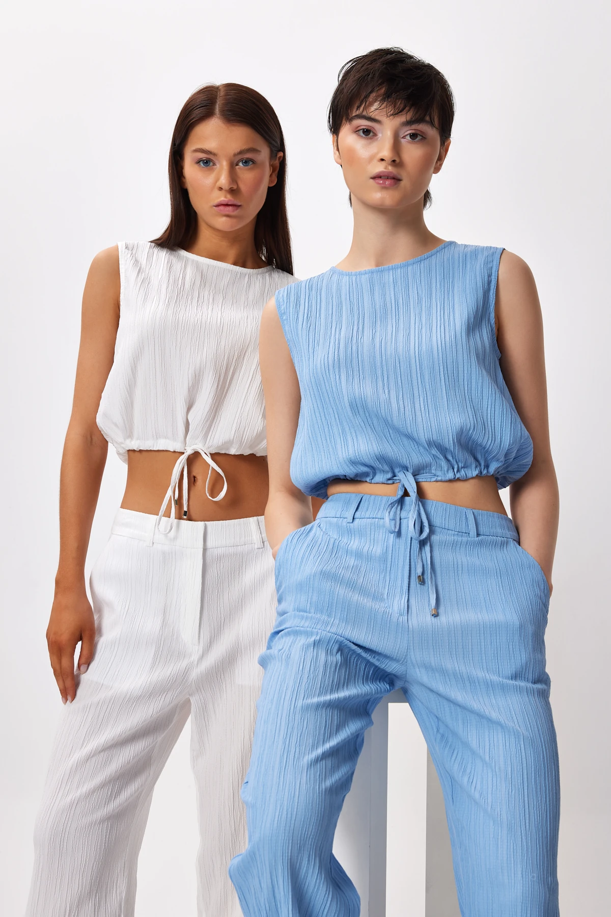 Büzgü Detaylı Kolsuz Crop Bluz - ekru