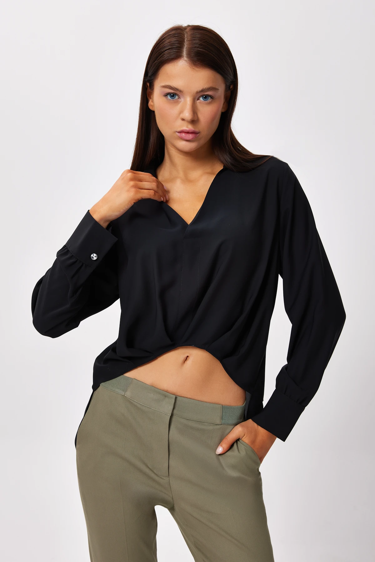 V Yaka Önden Düğmesiz Gömlek - Siyah