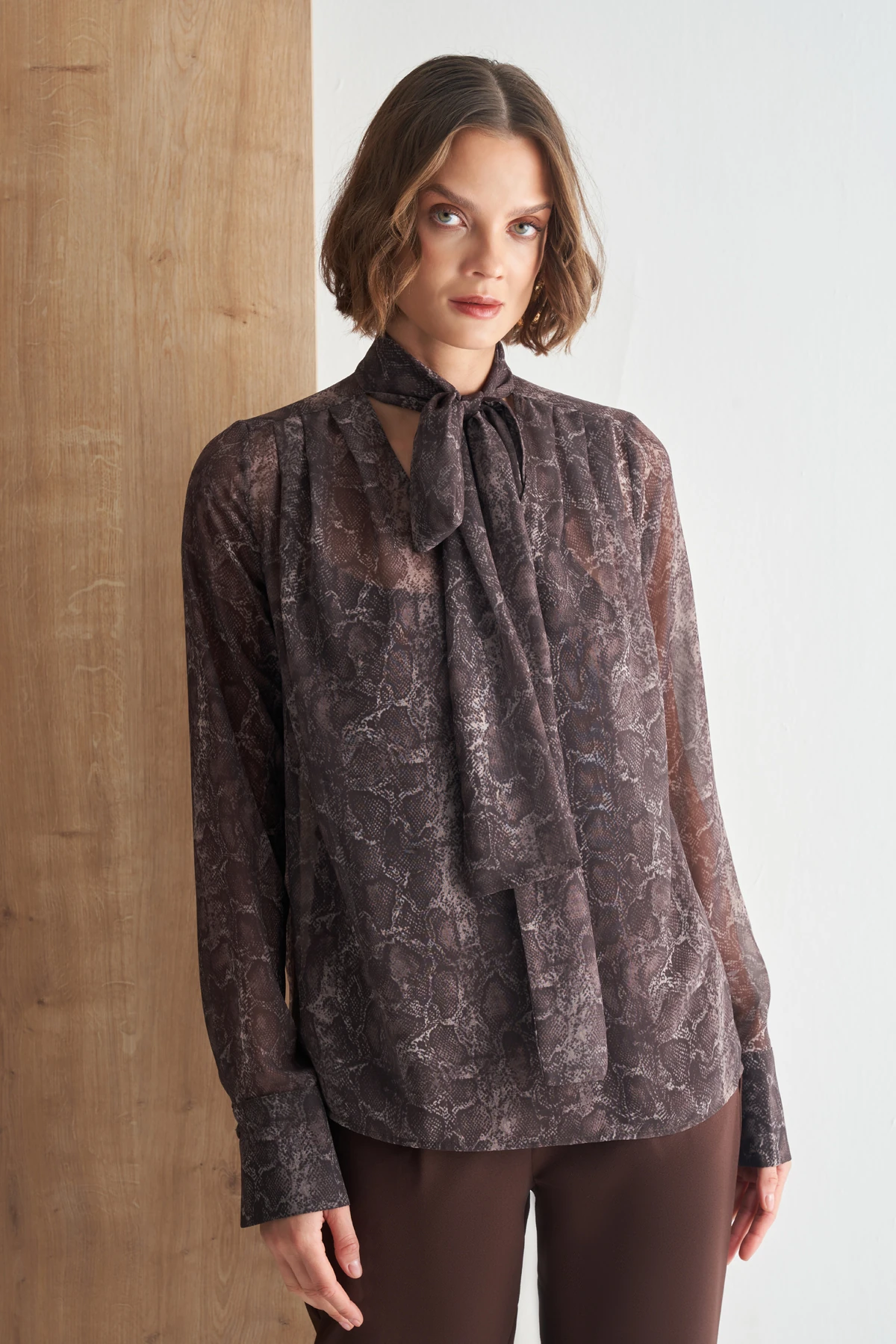 Yılan Desenli Şifon Fular Detaylı Bluz