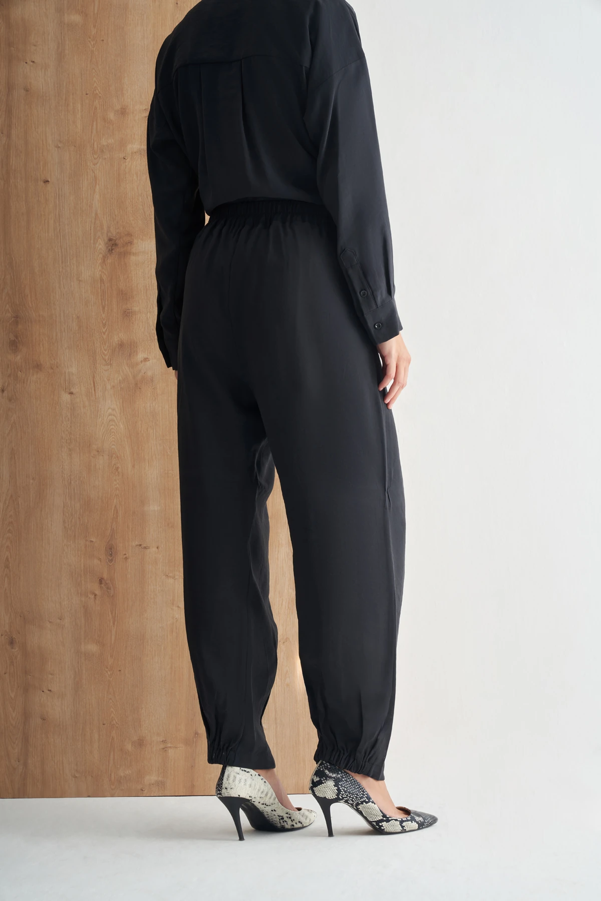 Pile Detaylı Yüksek Bel Rahat Kesim Kadın Pantolon - Siyah