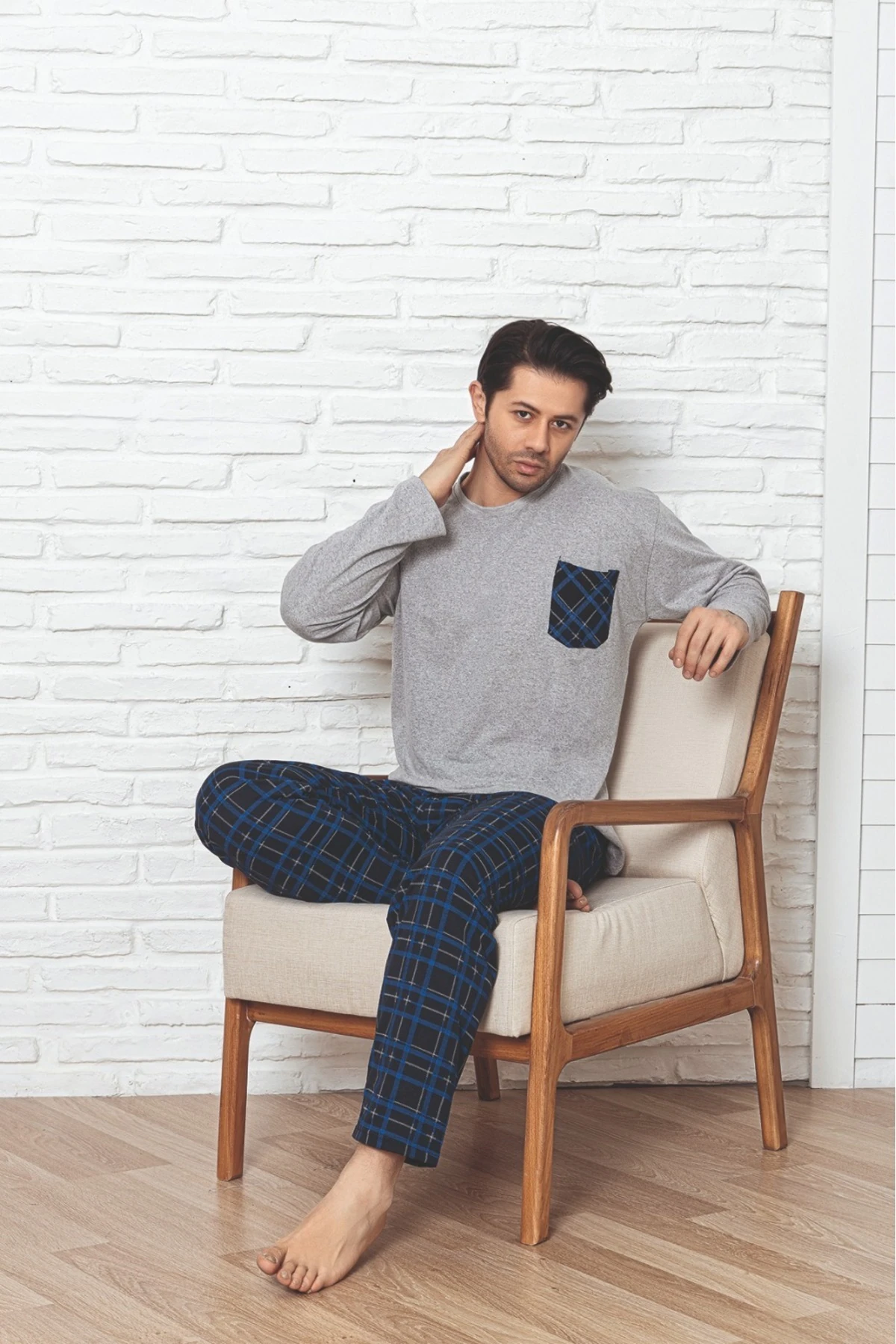 Erkek Açık Gri Üst Cepli Alt Mavi Kareli Pijama Takımı
