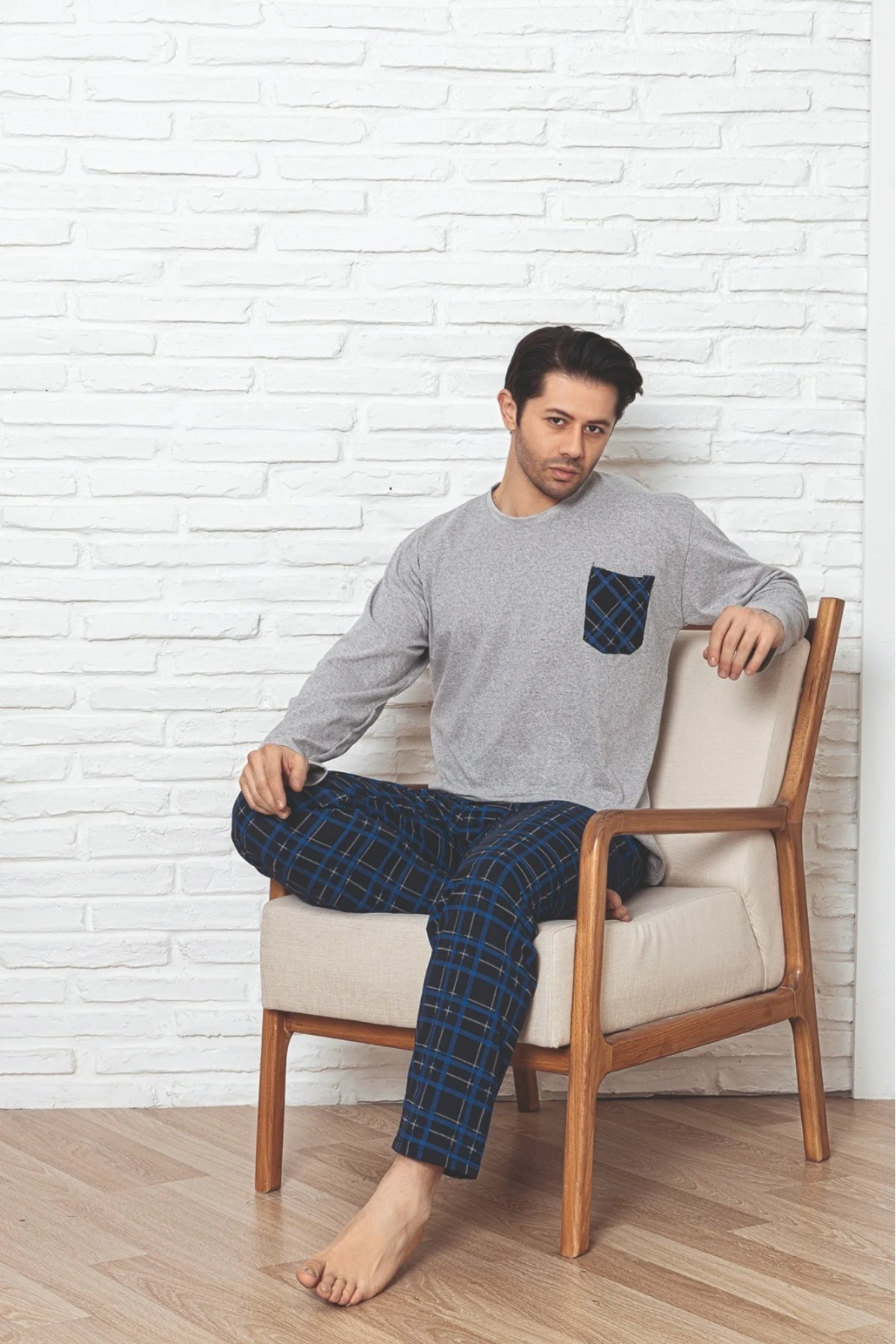 Erkek Açık Gri Üst Cepli Alt Mavi Kareli Pijama Takımı