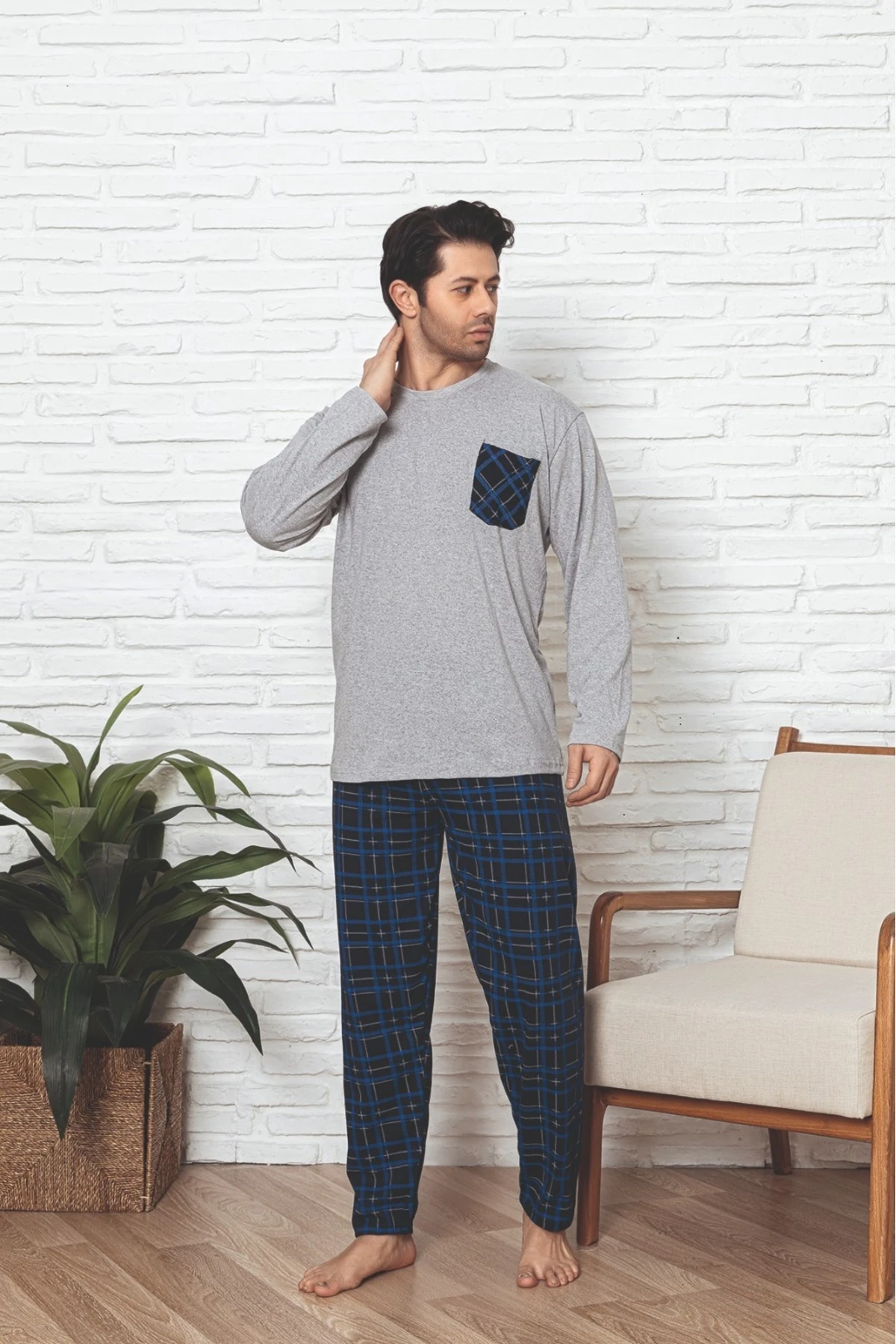 Erkek Açık Gri Üst Cepli Alt Mavi Kareli Pijama Takımı