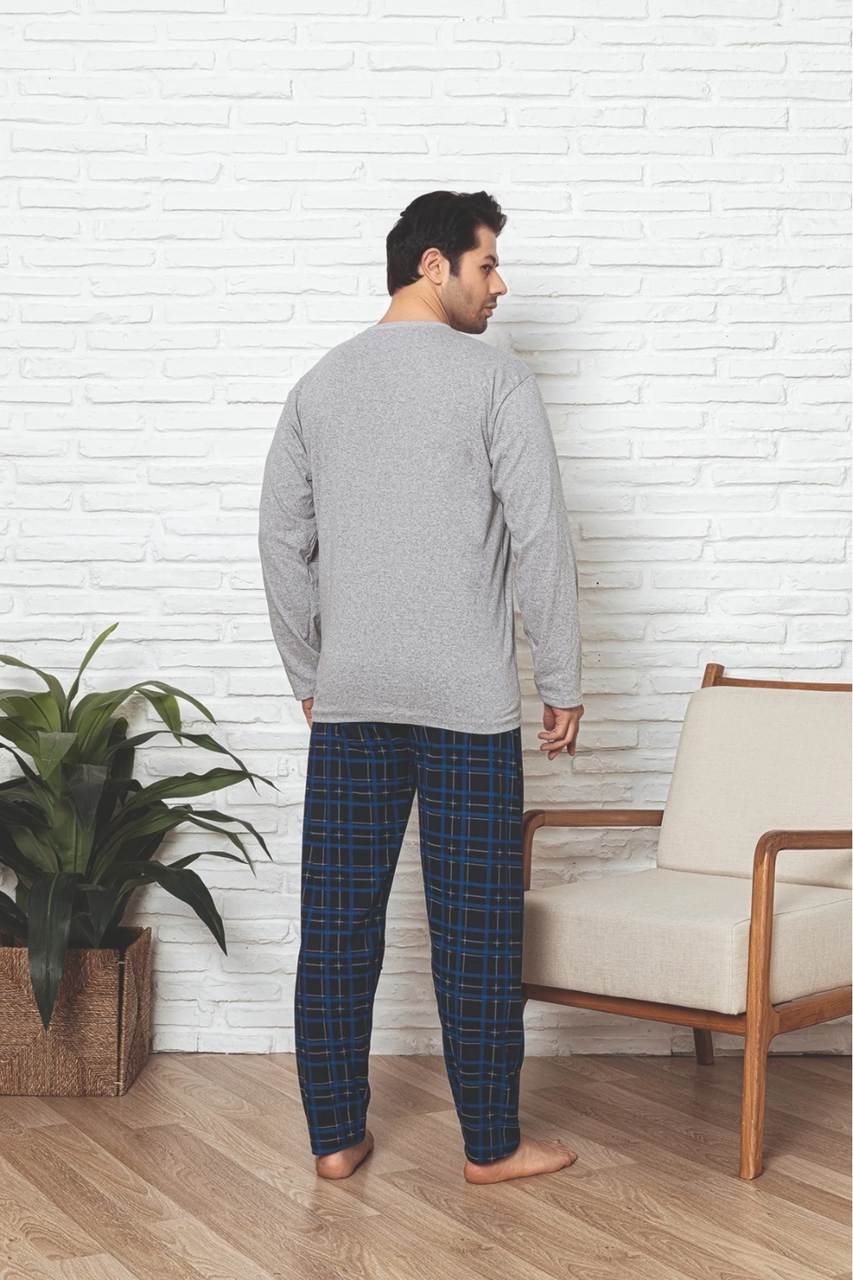 Erkek Açık Gri Üst Cepli Alt Mavi Kareli Pijama Takımı