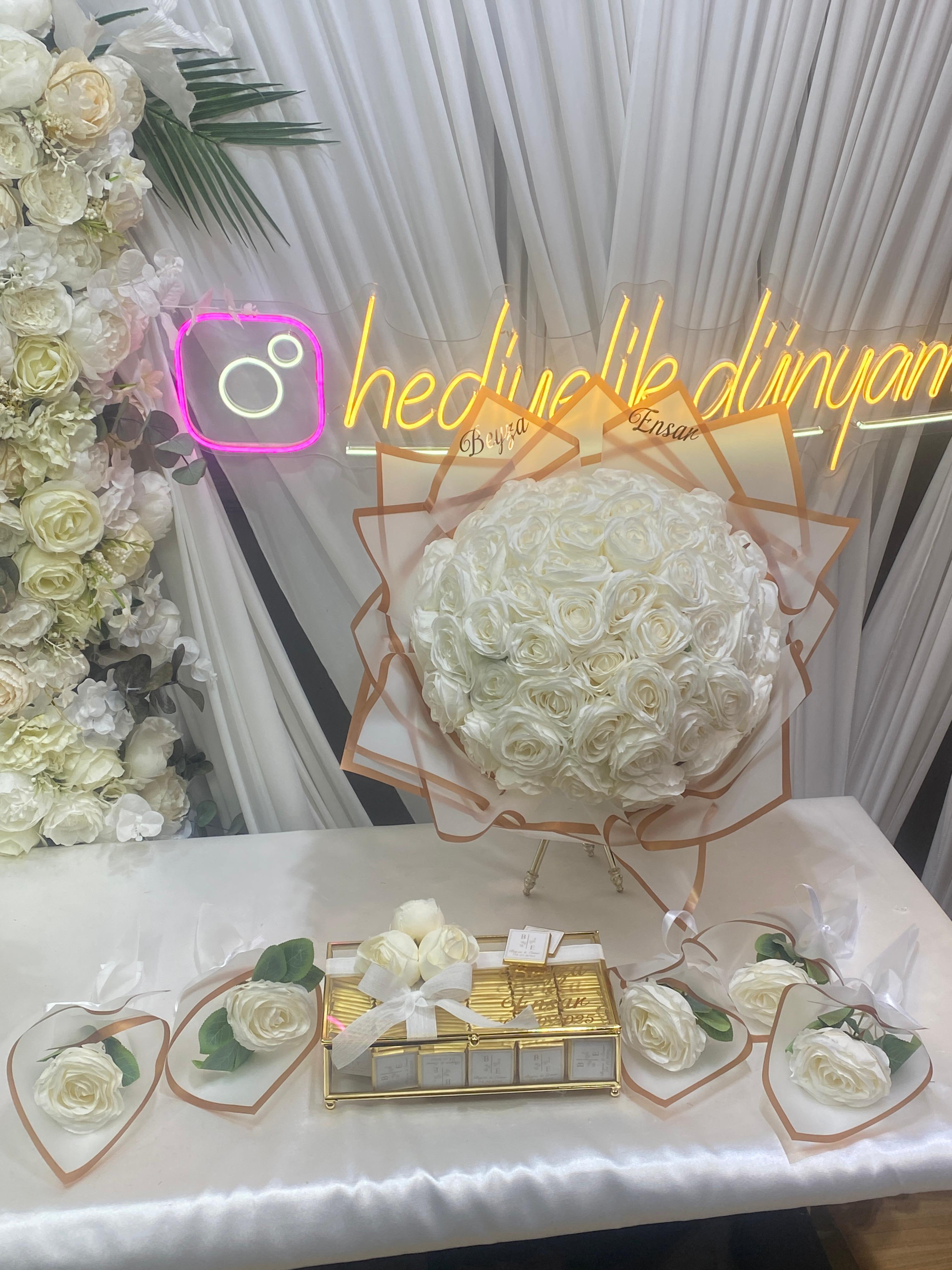 💐 41 adet solmaz kumaş gül 🌹 Cam kutuda 80 adet Elit marka çikolata 🍫