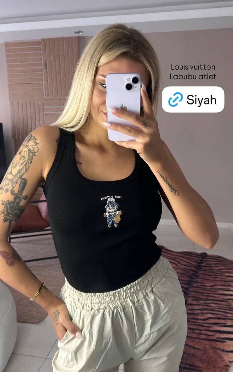 Labubu İşlemeli Louis Vuitton Atlet