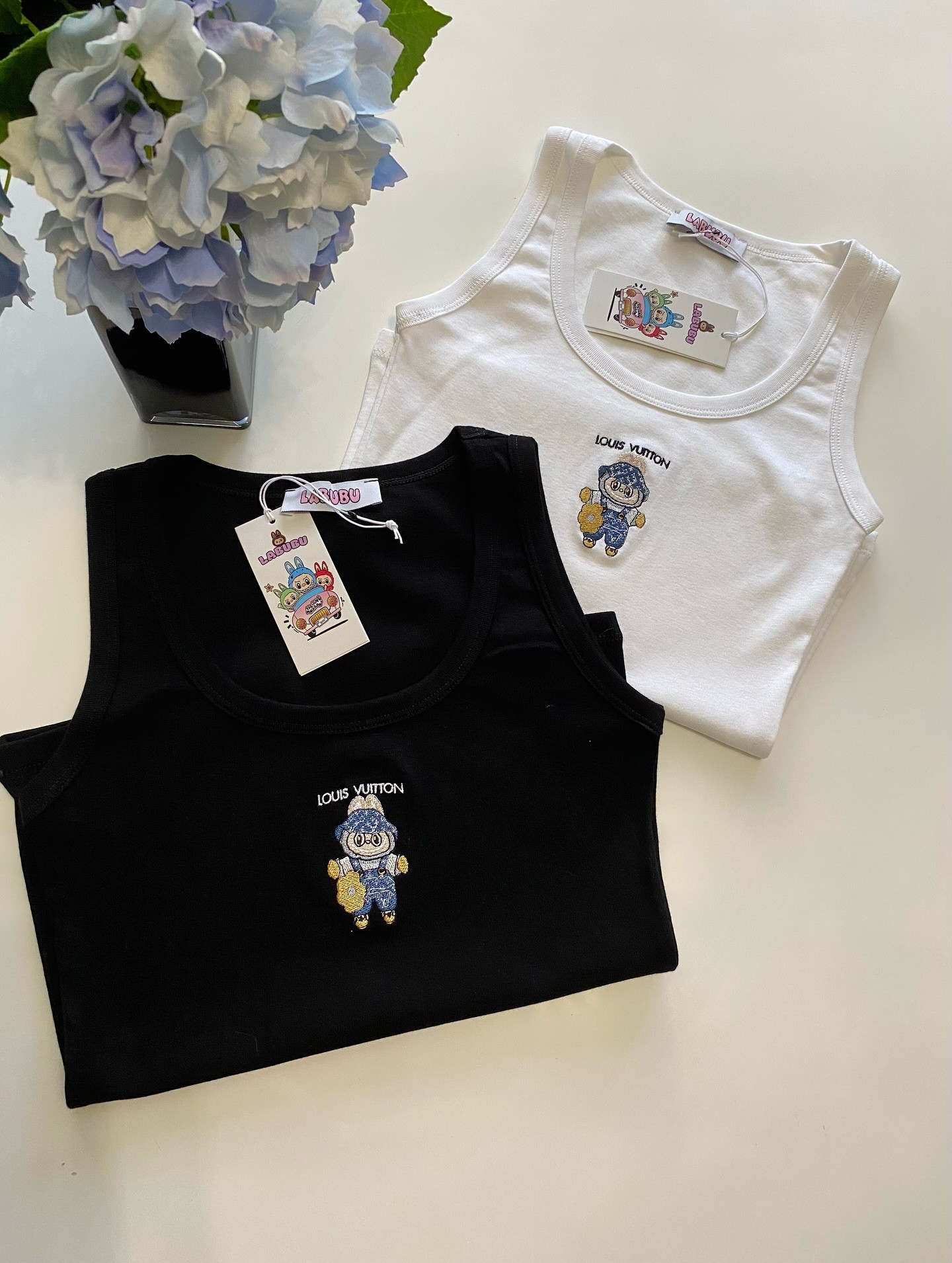 Labubu İşlemeli Louis Vuitton Atlet