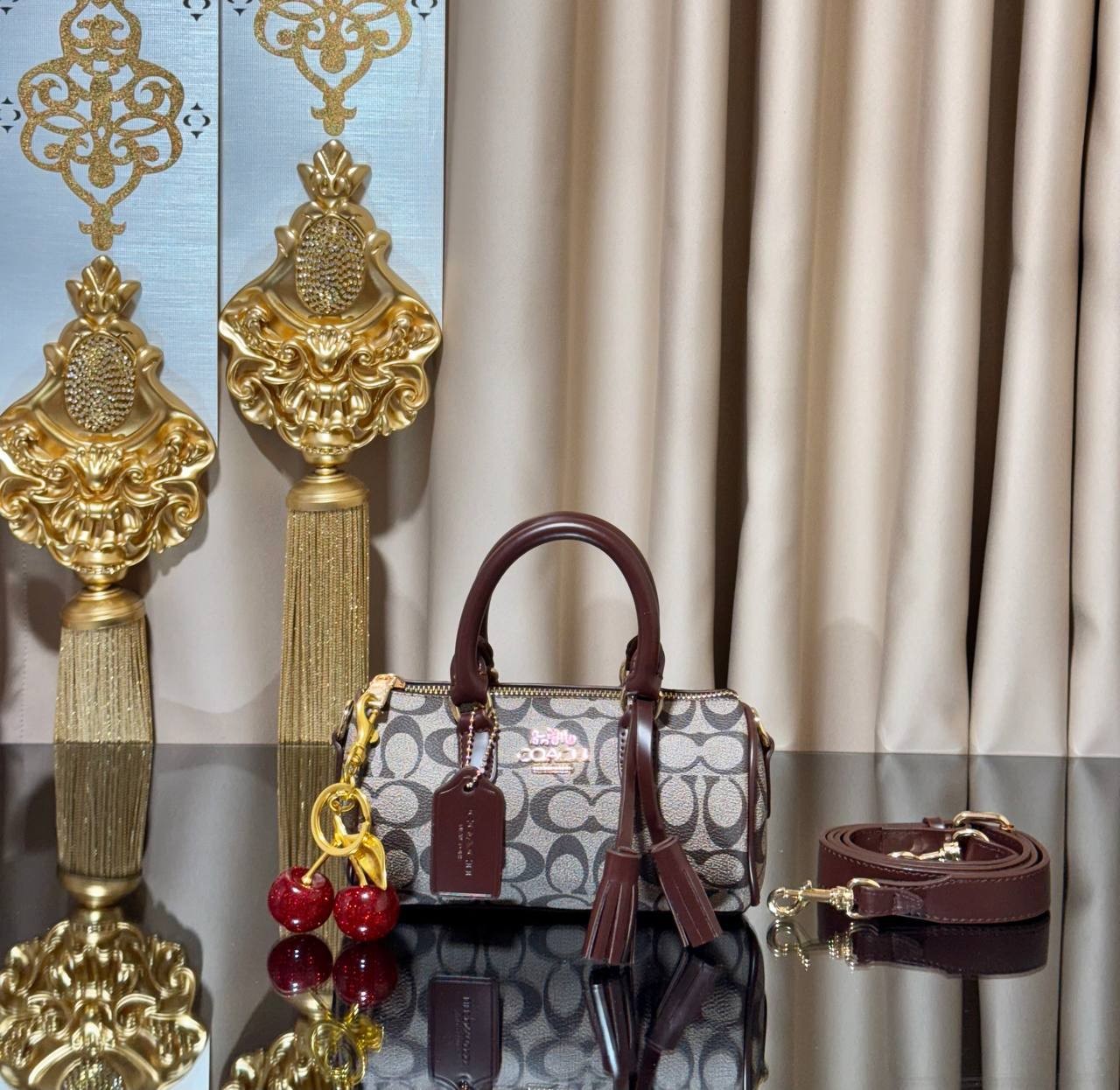 Coach Lacey Crossbody Charmlı Silindir Çanta