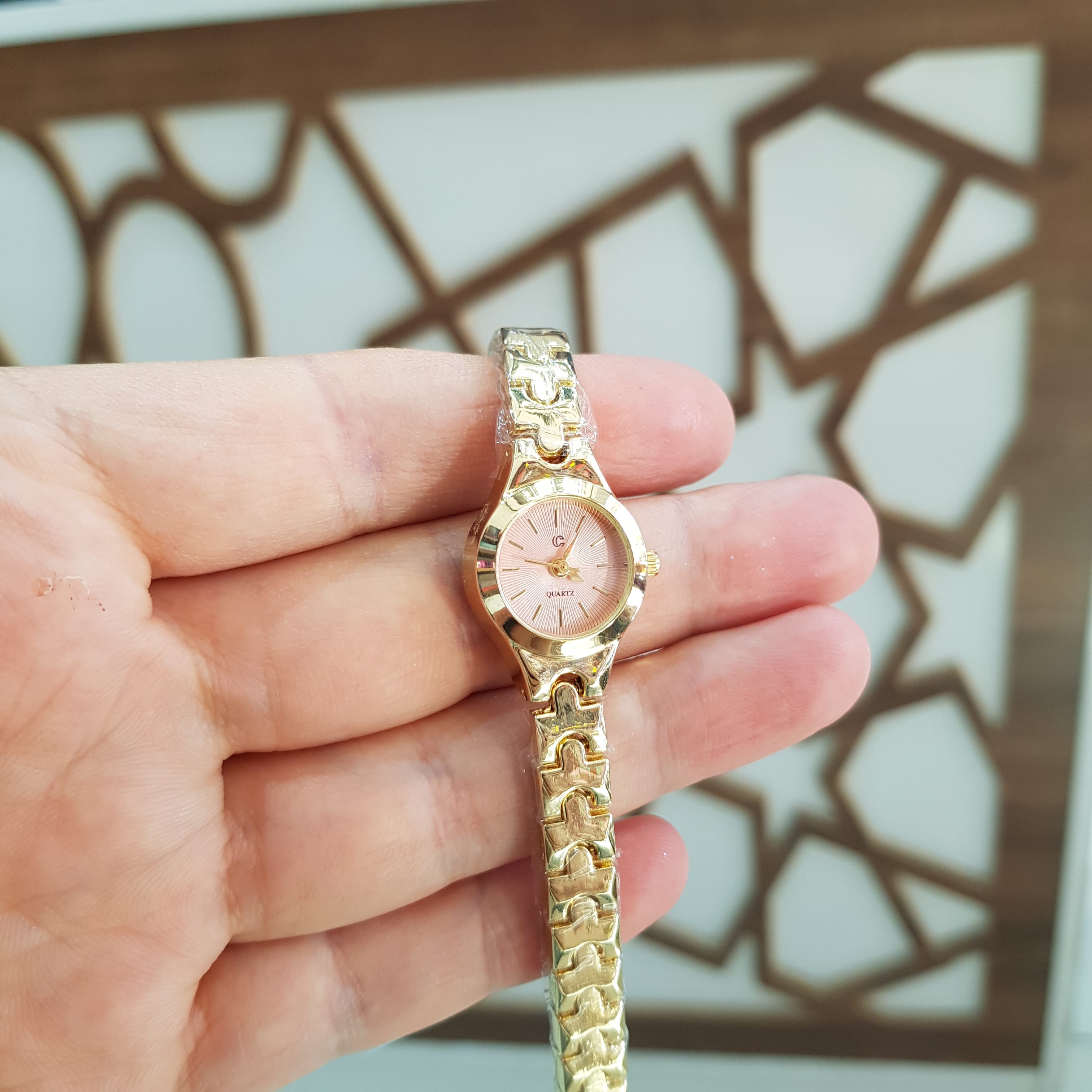Puzzle Özel Tasarım Desenli Kordon Gold Renk Kadın Kol Saati (Pembe Kadran)

