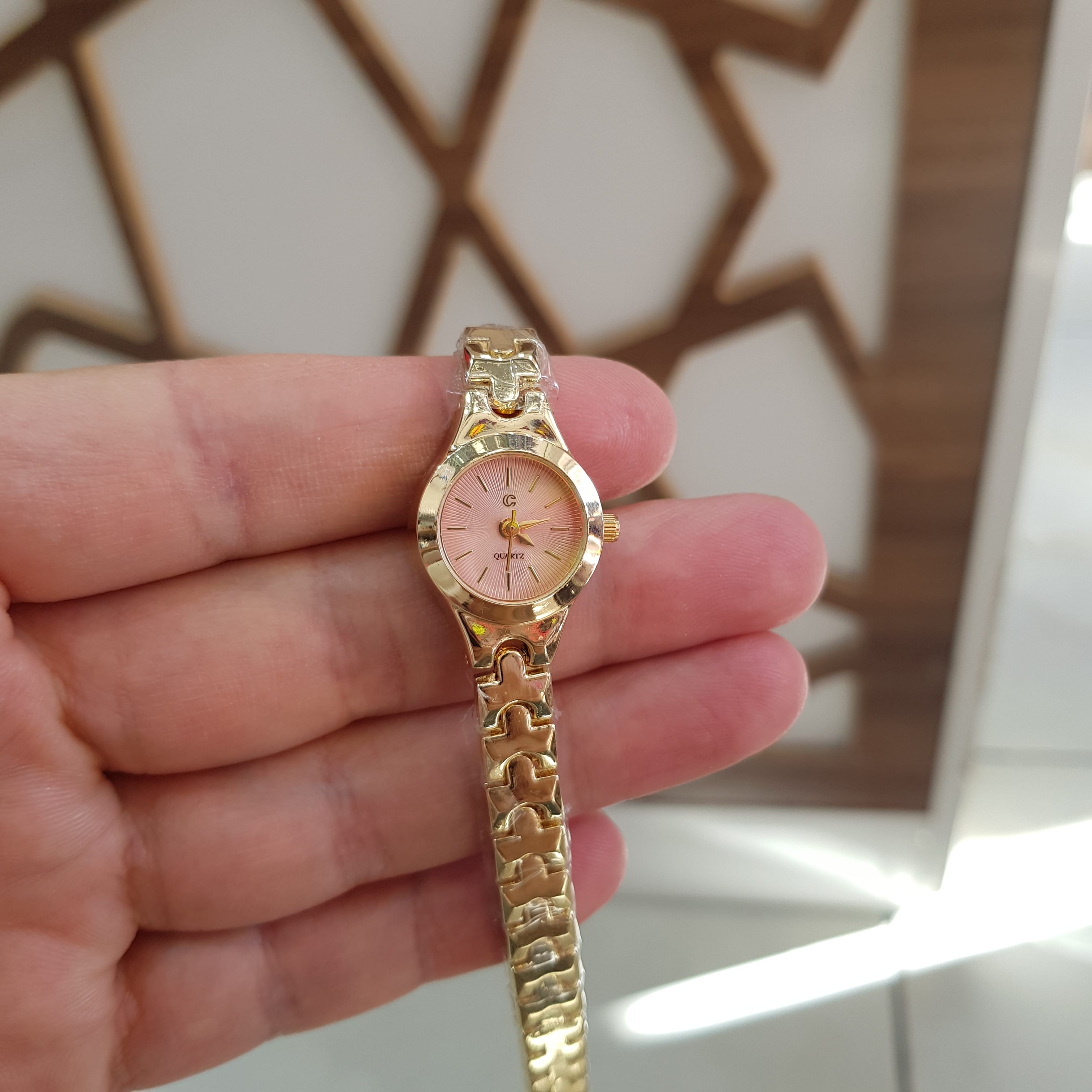 Puzzle Özel Tasarım Desenli Kordon Gold Renk Kadın Kol Saati (Pembe Kadran)

