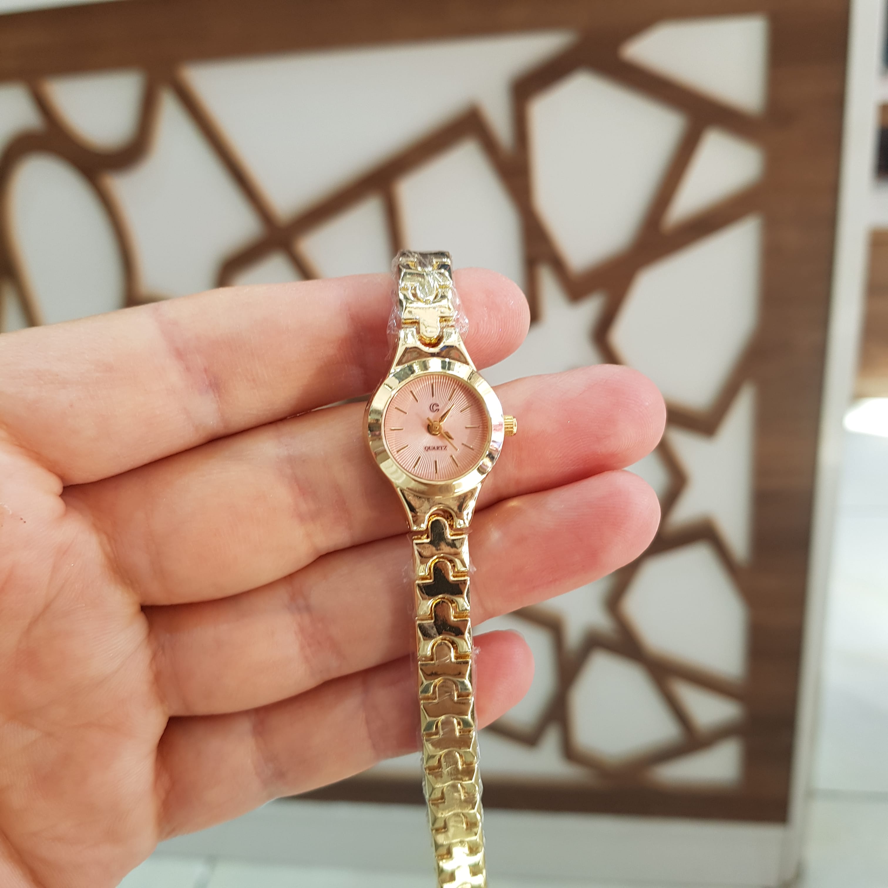 Puzzle Özel Tasarım Desenli Kordon Gold Renk Kadın Kol Saati (Pembe Kadran)

