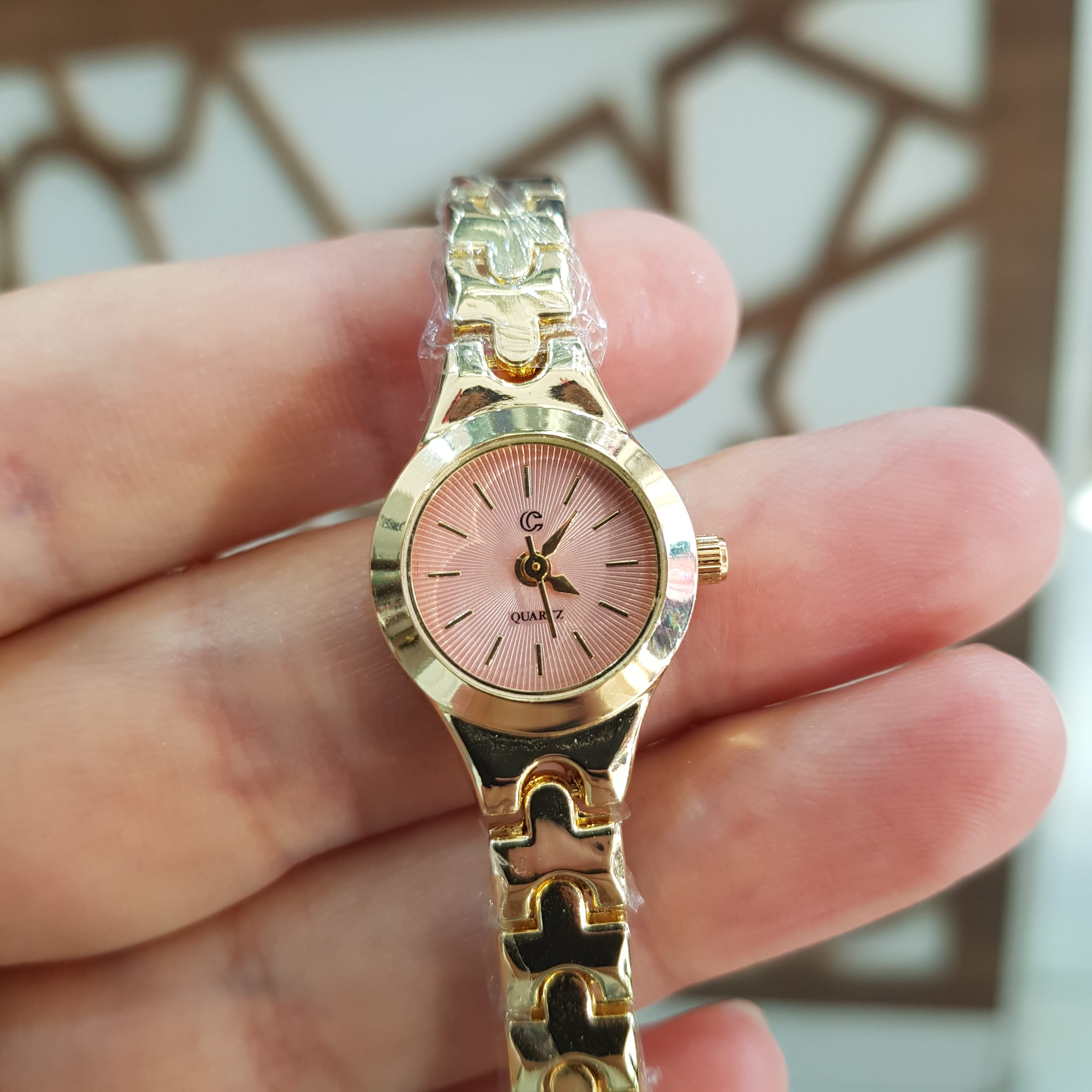 Puzzle Özel Tasarım Desenli Kordon Gold Renk Kadın Kol Saati (Pembe Kadran)

