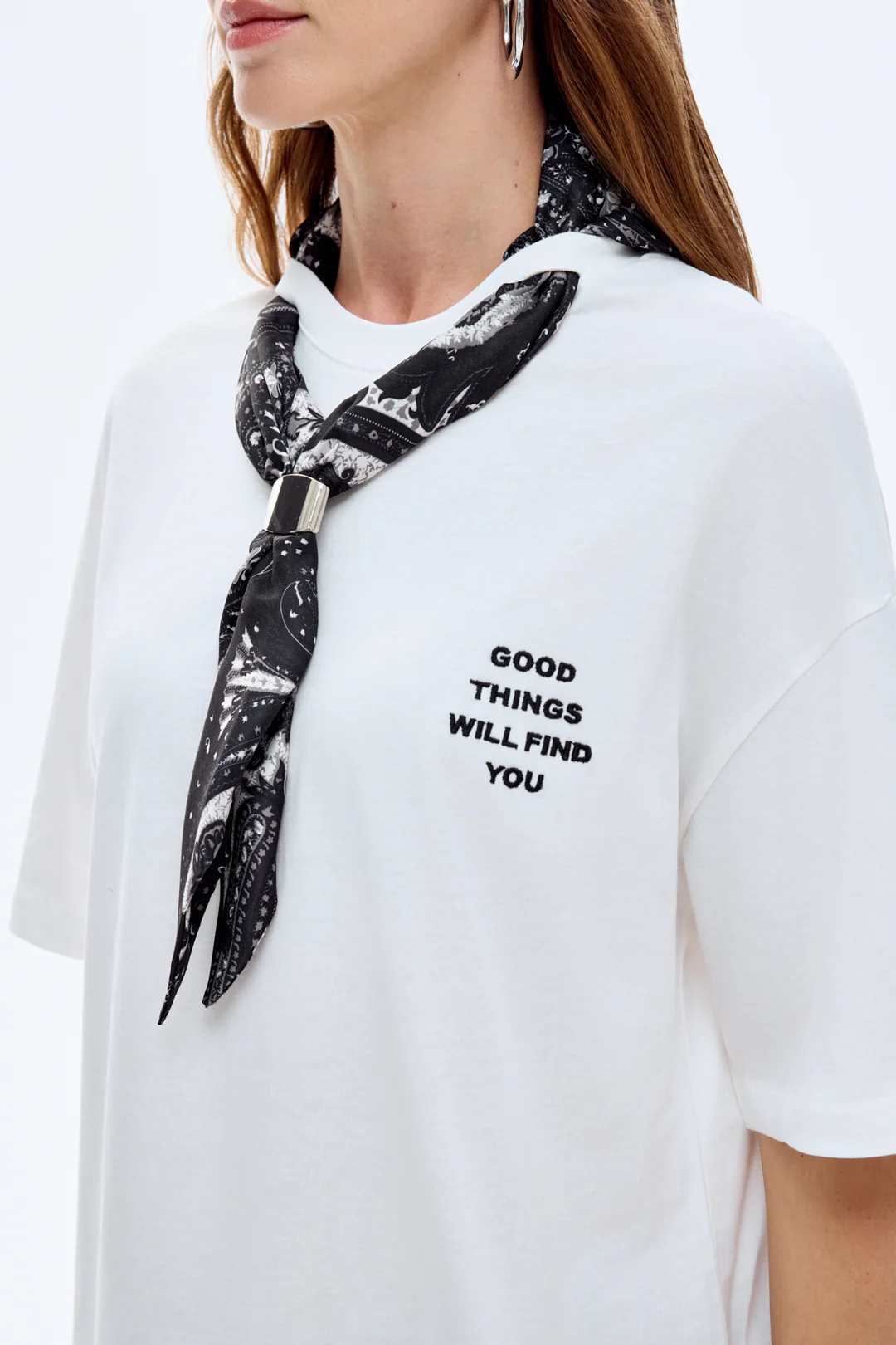 Fularlı Yazı Nakışlı Oversize Tişört Ekru