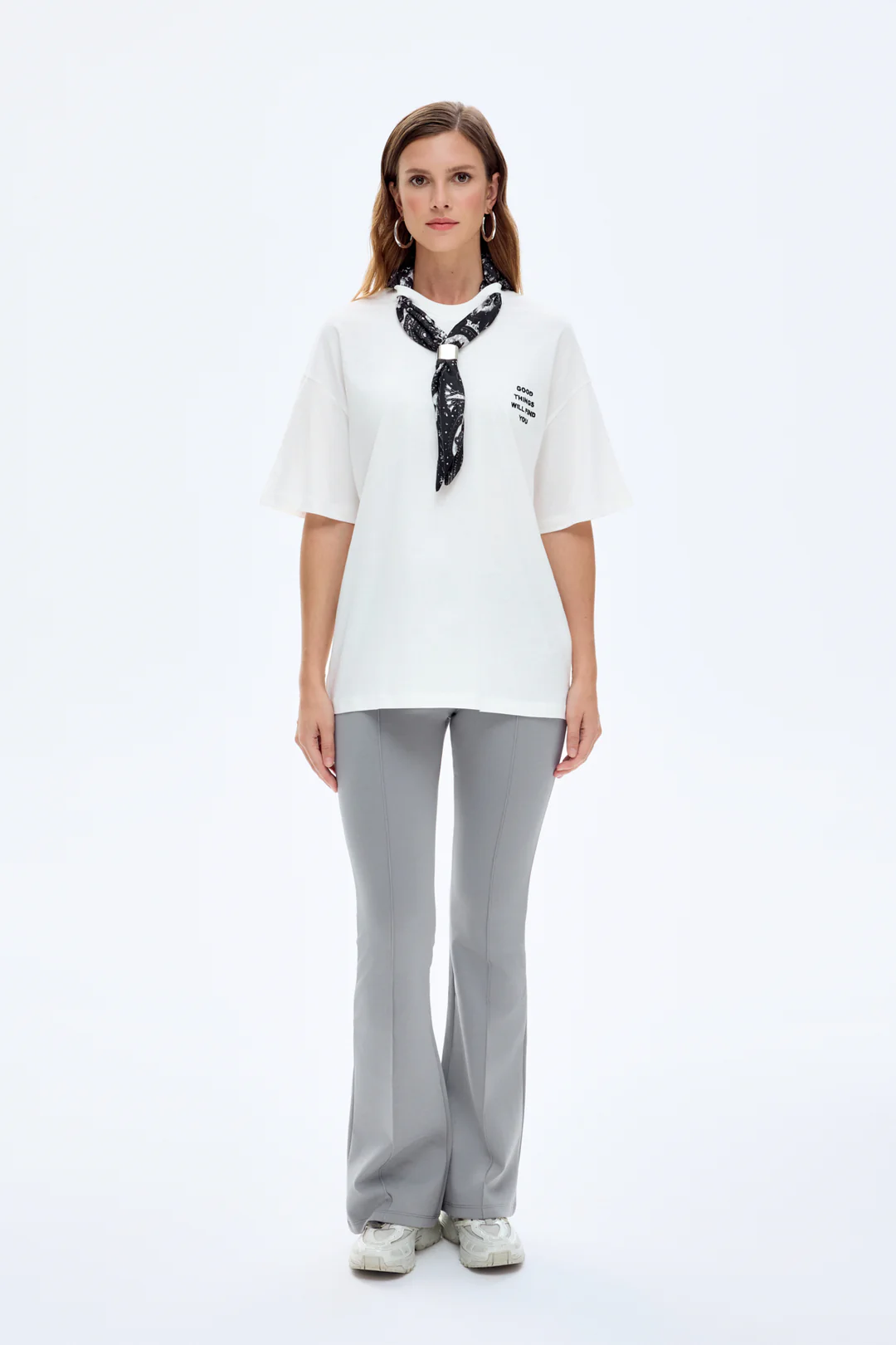 Fularlı Yazı Nakışlı Oversize Tişört Ekru - Ekru