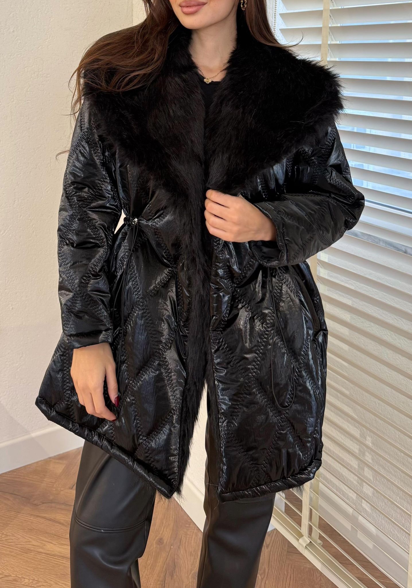 Yakadan Kürklü Bel Lastikli Mont