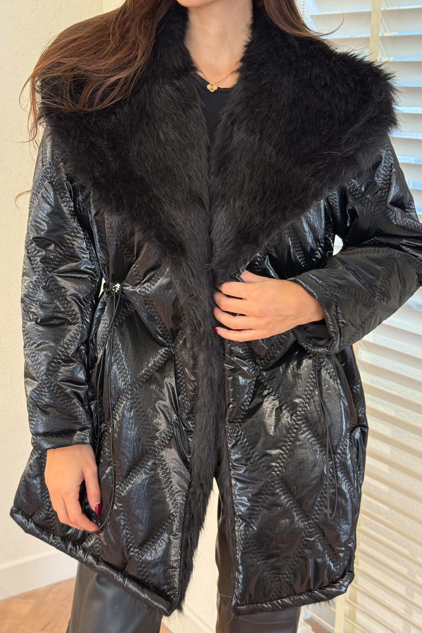 Yakadan Kürklü Bel Lastikli Mont