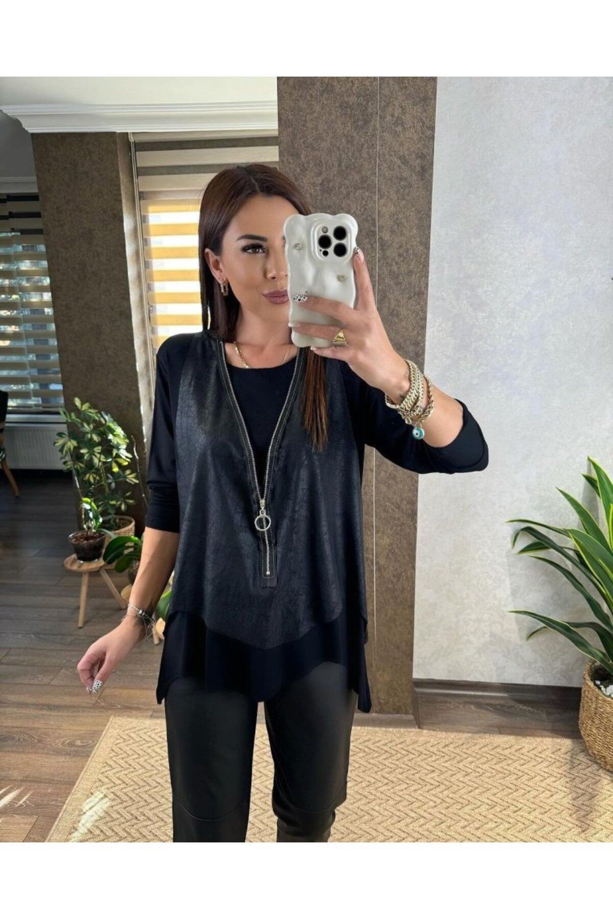 Kadın Uzun Kol Asimetrik Kesim Viskon Bluz Ve çatlak Deri Görünümlü Fermuar Detaylı Yelek
