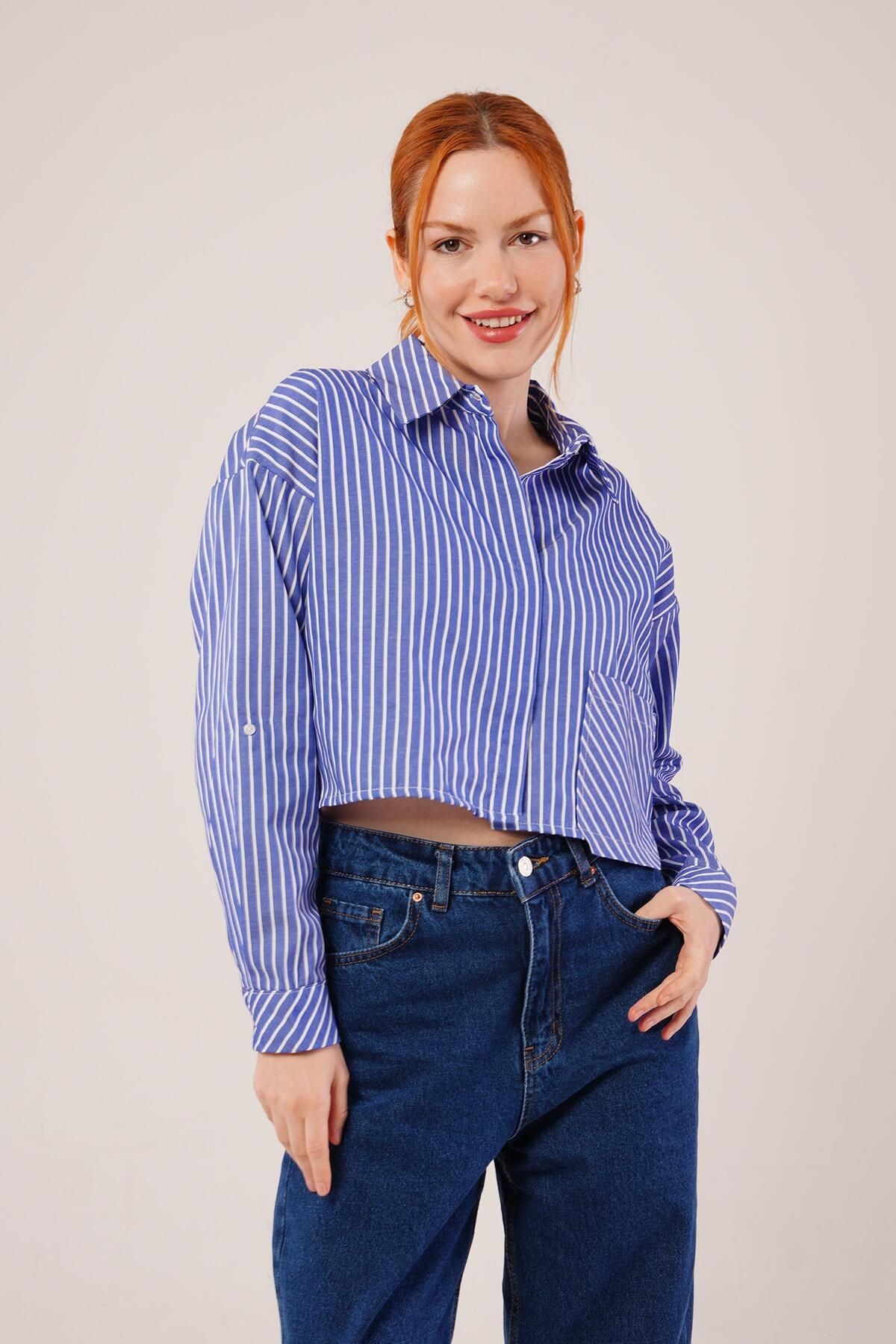 Crop Model Cepli Ve Çizgili Beyaz Gömlek