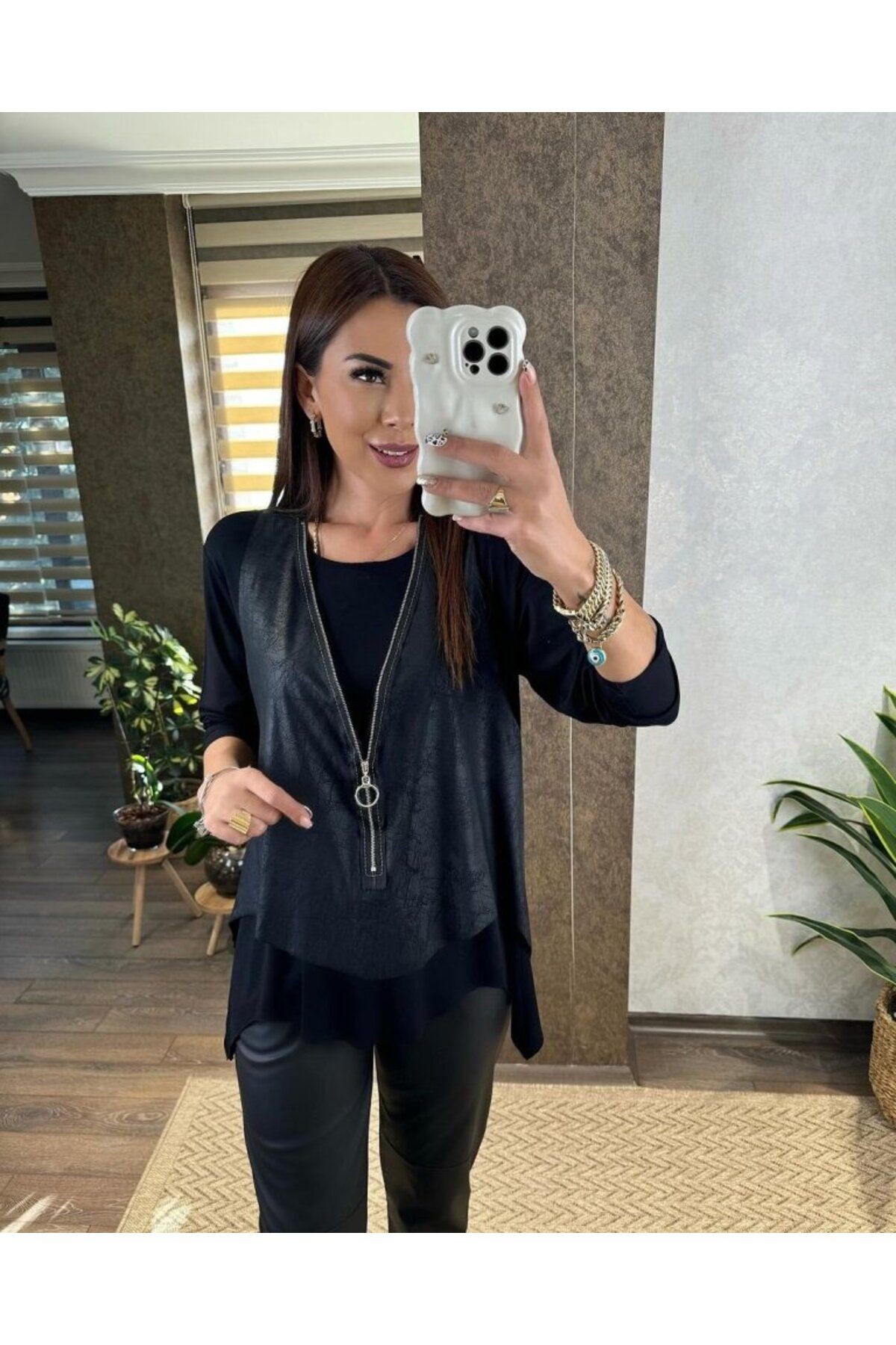 Kadın Uzun Kol Asimetrik Kesim Viskon Bluz Ve çatlak Deri Görünümlü Fermuar Detaylı Yelek