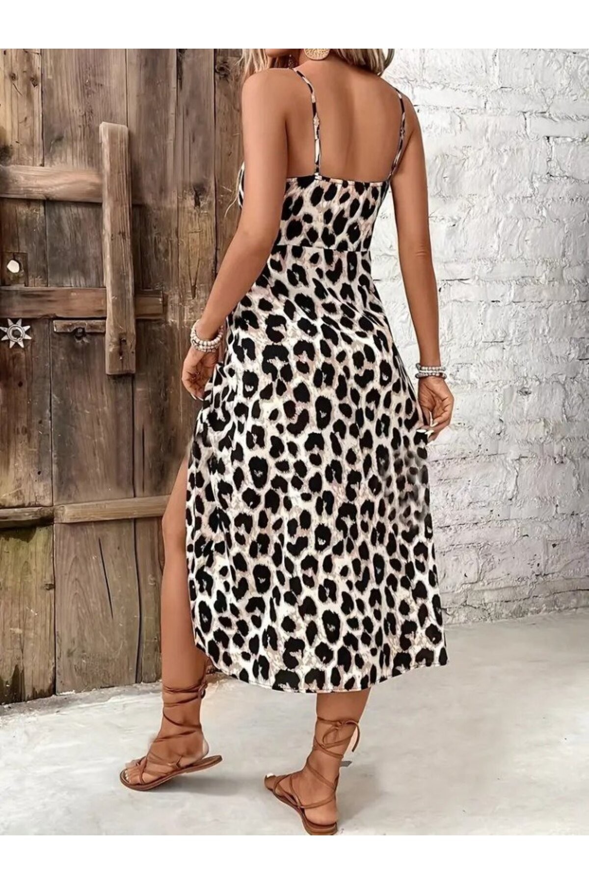 Kadın Askılı Yakadan Bağcıklı Yırtmaçlı Leopar Desenli Midi Süprem Elbise