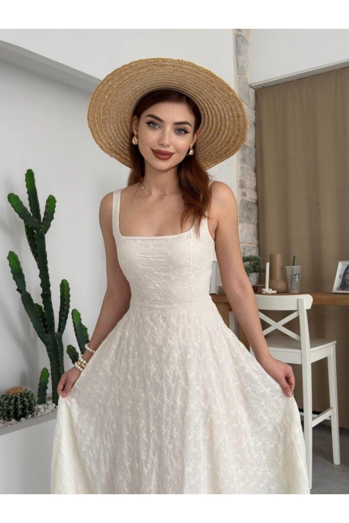 Çiçek Detaylı Elbise