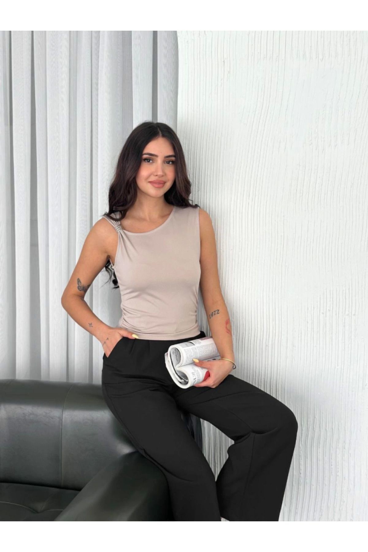Osy Modal Yumuşak Dokulu Kumaş Bisiklet Yaka Sıfır Kol Bluz Omuz Toka Aksesuar Detaylı - B
