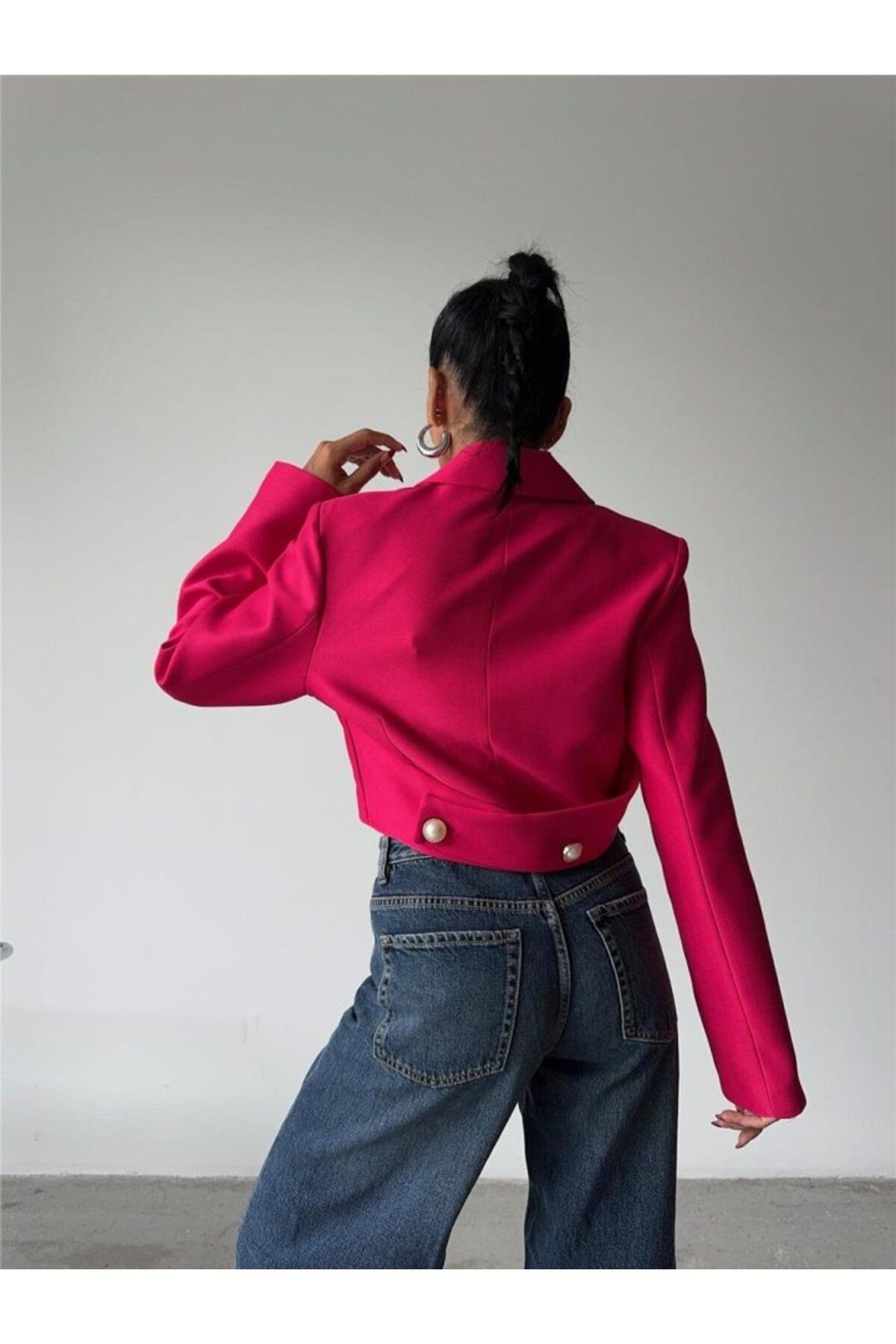 ARKASI İNCİ DÜĞME DETAYLI CROP CEKET - Fuşya