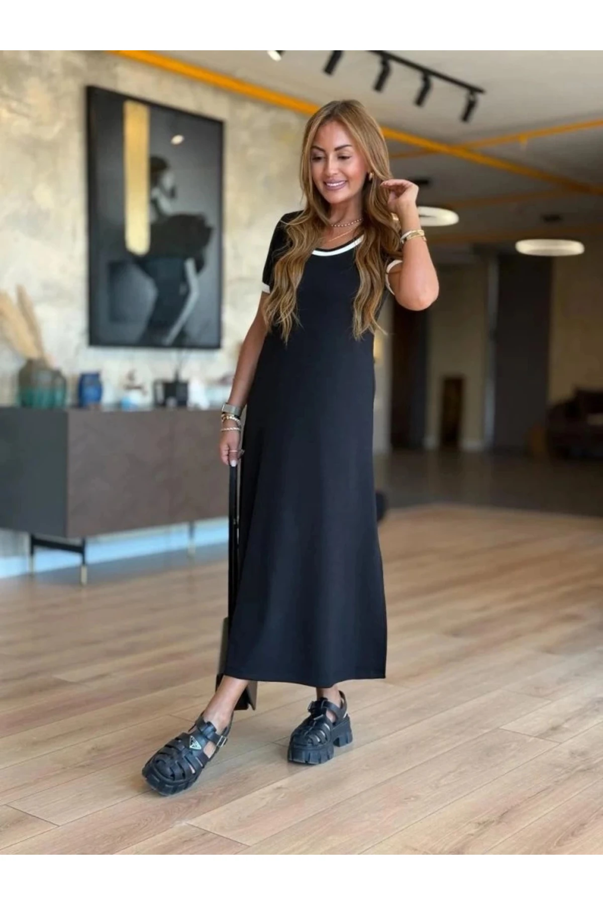 Kadın Kısa Kollu Yuvarlak Yaka Yandan Yırtmaçlı Midi Viskon Elbise