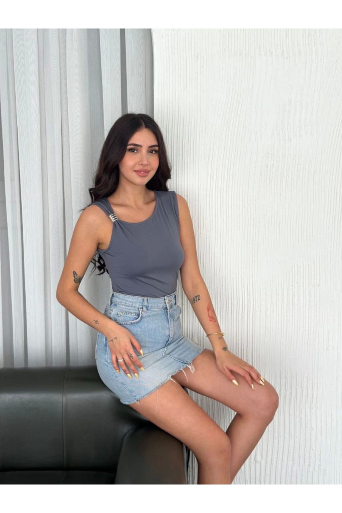 Osy Modal Yumuşak Dokulu Kumaş Bisiklet Yaka Sıfır Kol Bluz Omuz Toka Aksesuar Detaylı - A