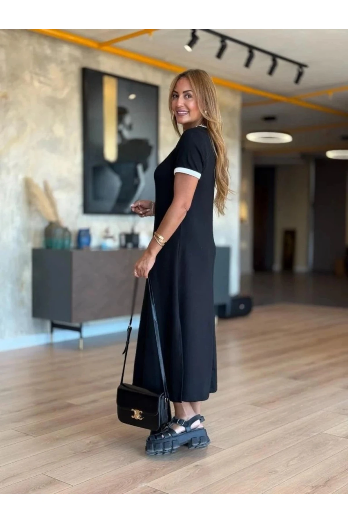 Kadın Kısa Kollu Yuvarlak Yaka Yandan Yırtmaçlı Midi Viskon Elbise