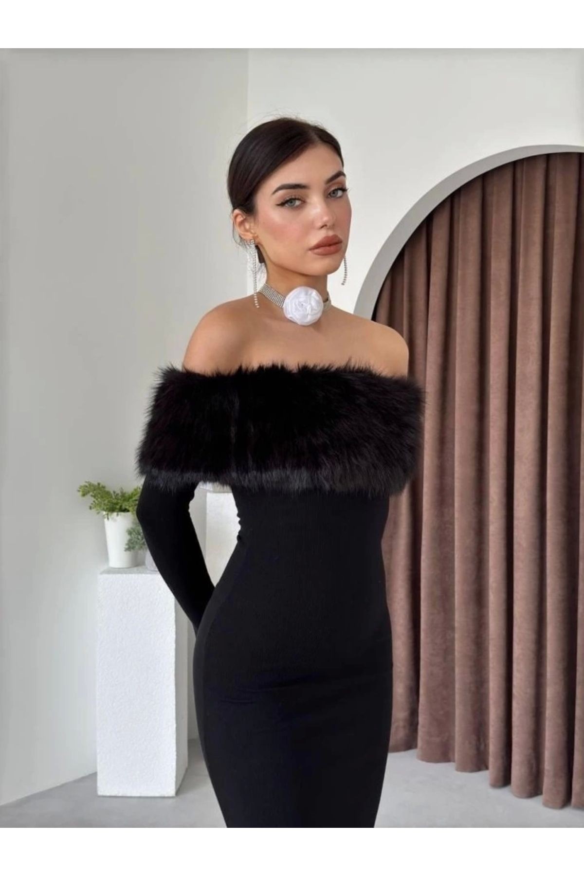 Straplez Tüy Detaylı Elbise