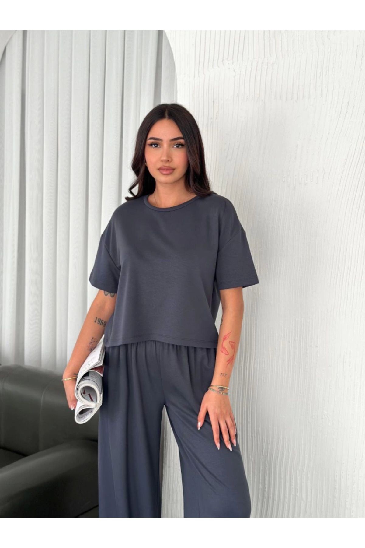 Yumuşak Dokulu Kumaş Bisiklet Yaka T-shirt Bol Paça Pantalon Ikili Takım -Antras