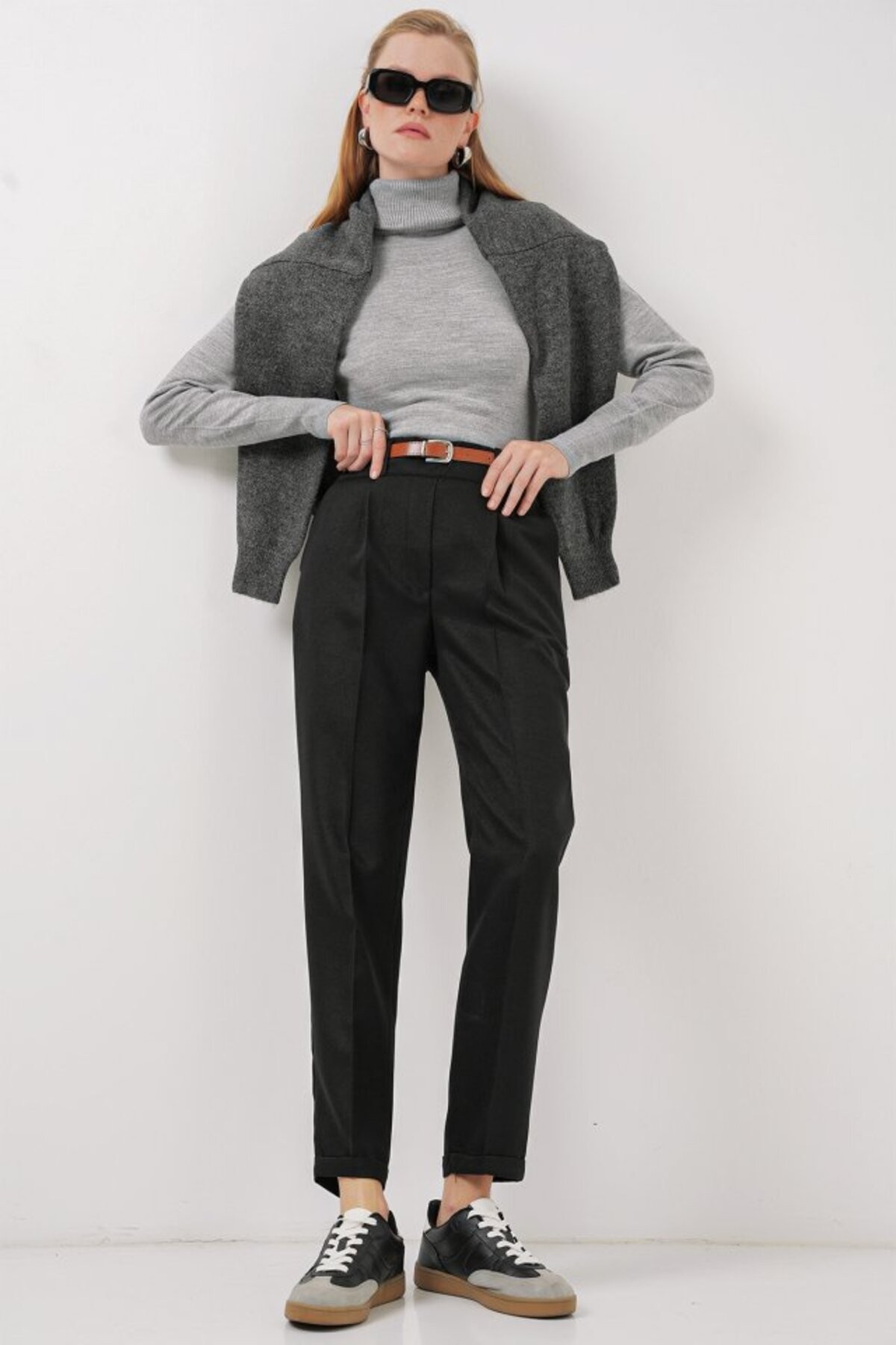vogueway 6686 Pileli Kemerli Kumaş Pantolon - Siyah