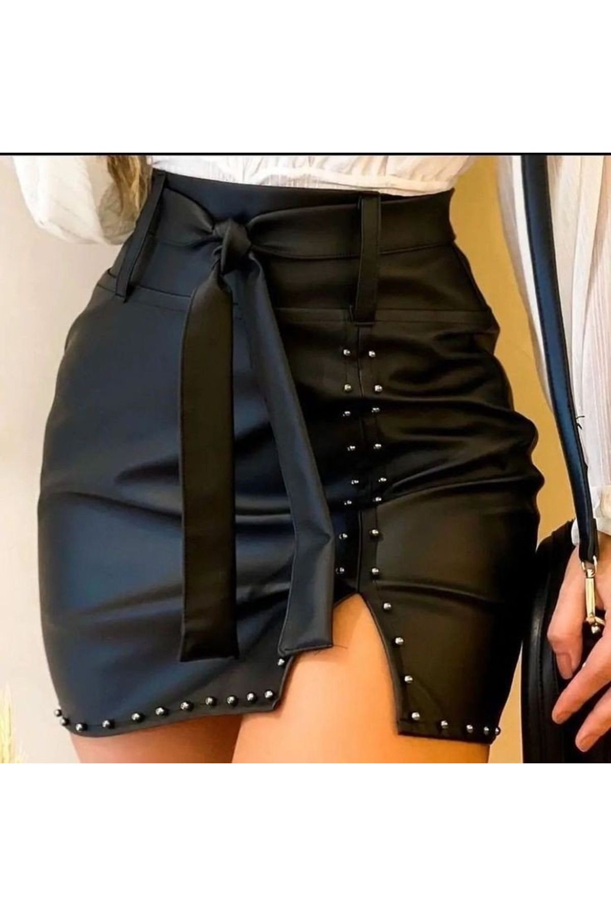 Kadın Kalın Kemerli Kuşaklı Bir Tarafı Taşlı Küçük Yırtmaçlı Deri Mini Etek