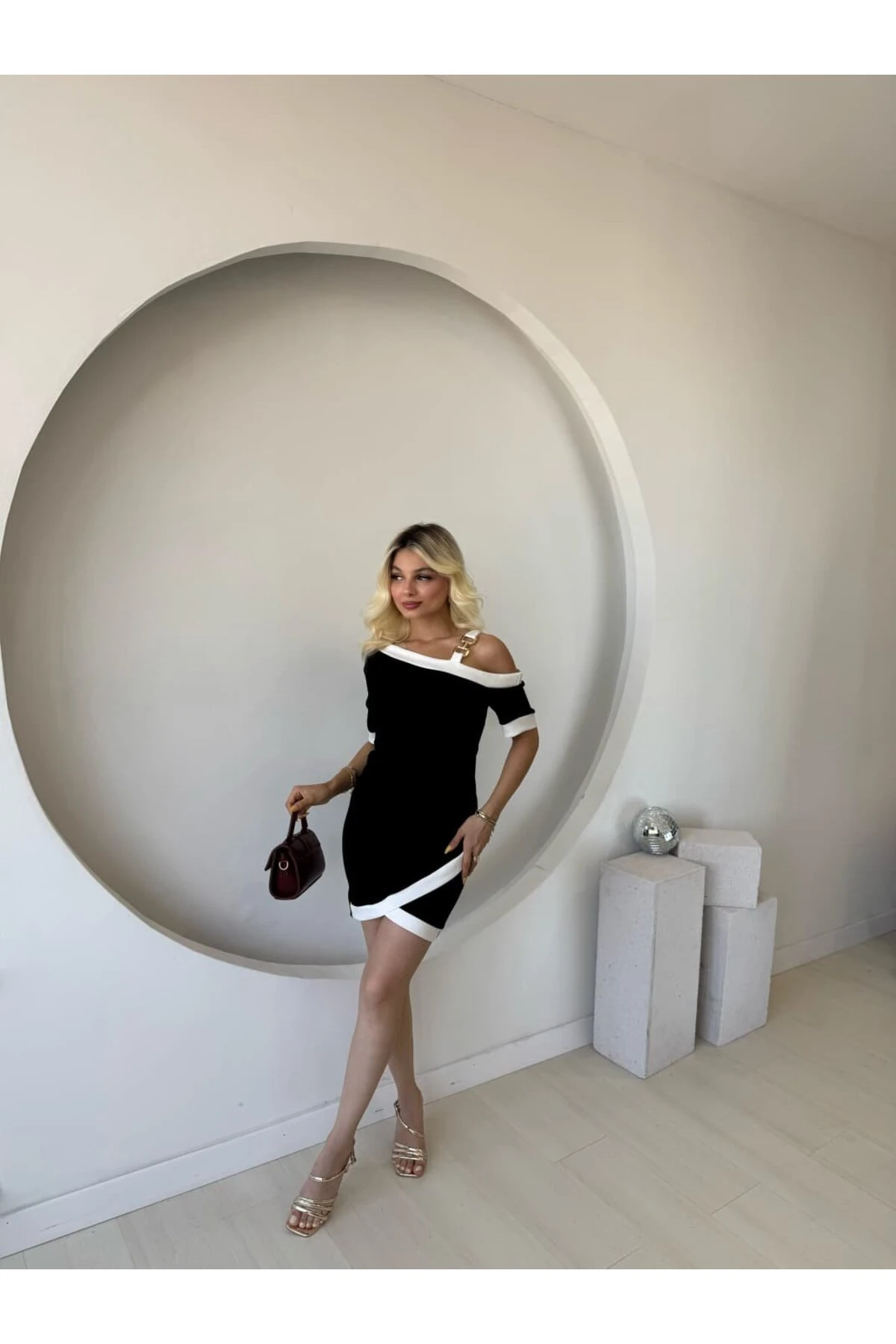 Evyora Kadın Kısa Kollu Asimetrik Kesim Yaka şerit Ve Aksesuar Detaylı Modal Elbise