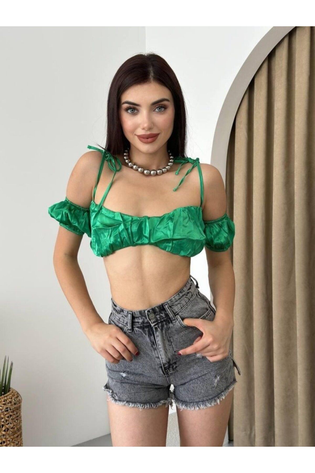 leyla sanat sanata yeni bir bakış açısı Kelsey Saten Büstiyer