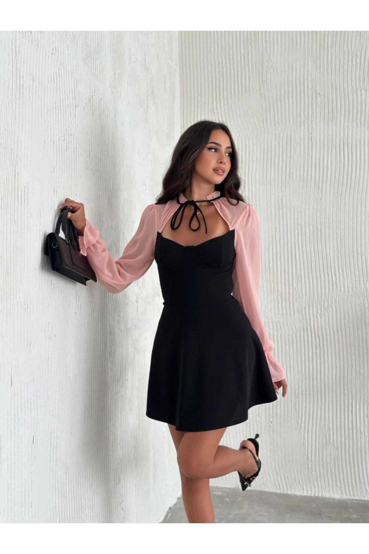 Göğsü Bağlamalı Kalp Yaka Kolları Şifon Mini Elbise - Siyah Pembe