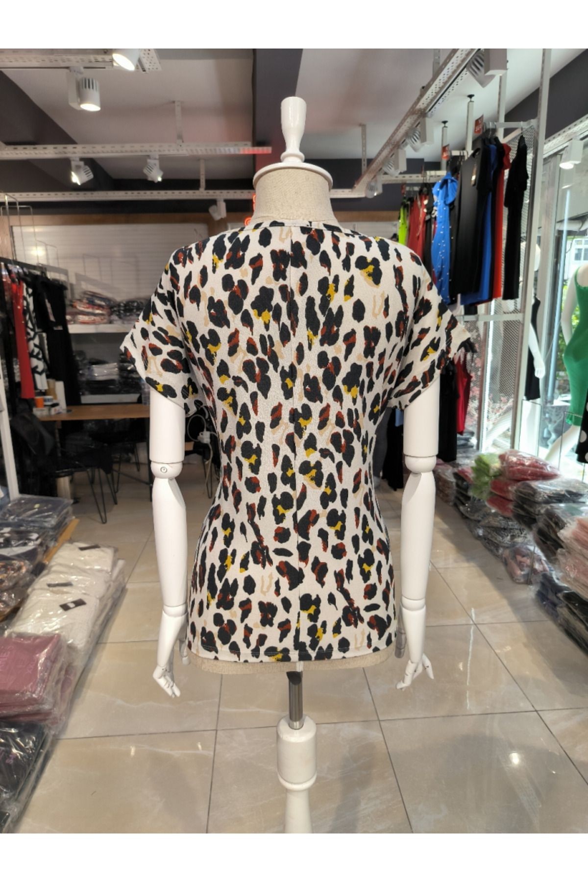 Kadın Kısa Kollu V Yaka Leopar Desen Krep Bluz
