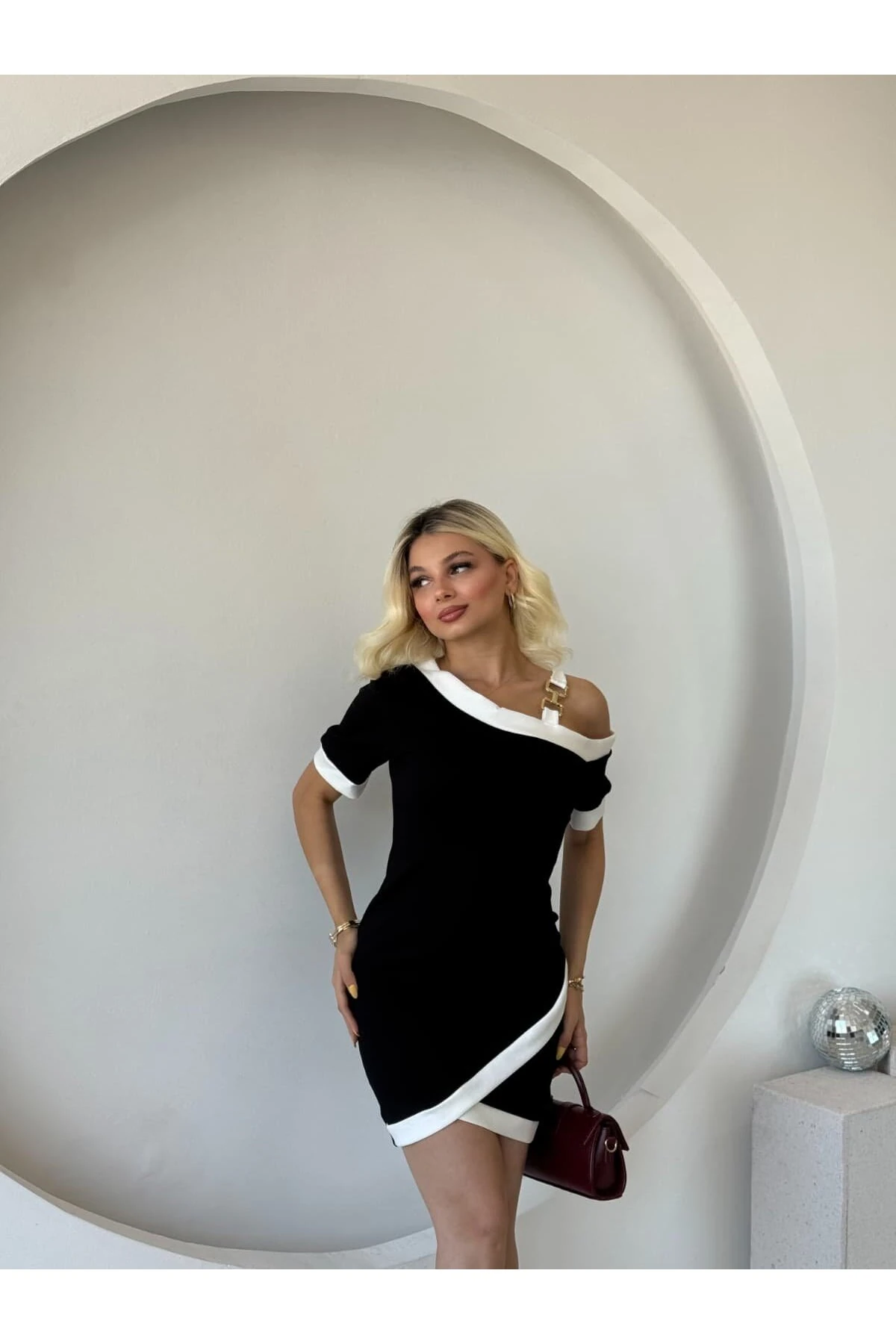 Evyora Kadın Kısa Kollu Asimetrik Kesim Yaka şerit Ve Aksesuar Detaylı Modal Elbise