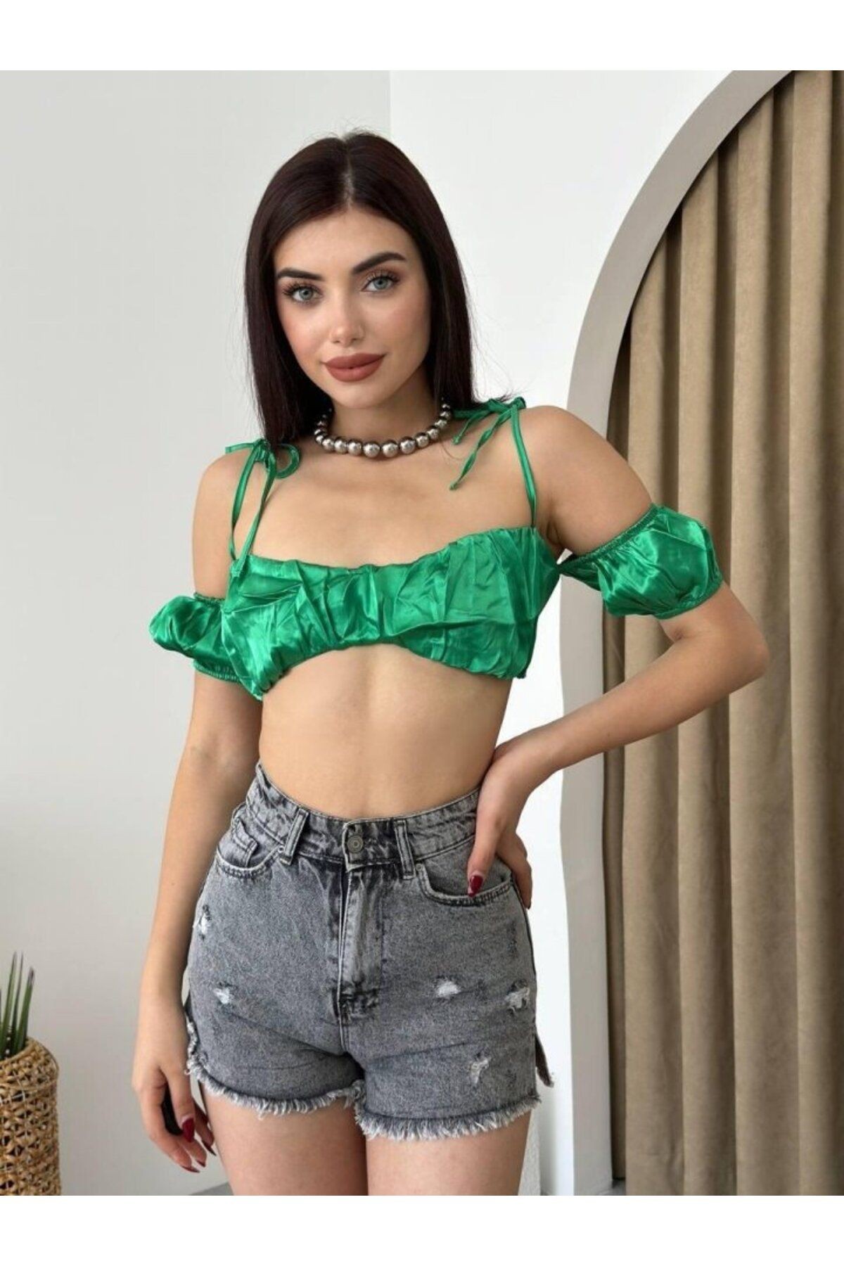 leyla sanat sanata yeni bir bakış açısı Kelsey Saten Büstiyer