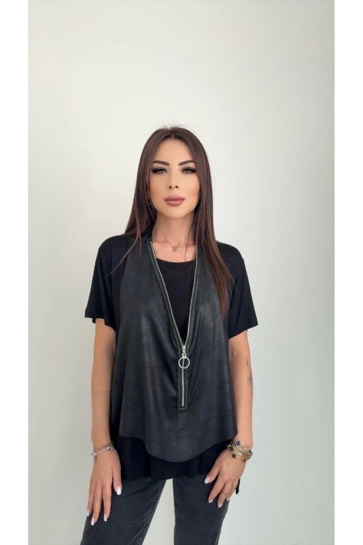 Kadın Kısa Kollu Yuvarlak Yaka Viskon Bluz + Kolsuz Fermuarlı çatlak Deri Yelek