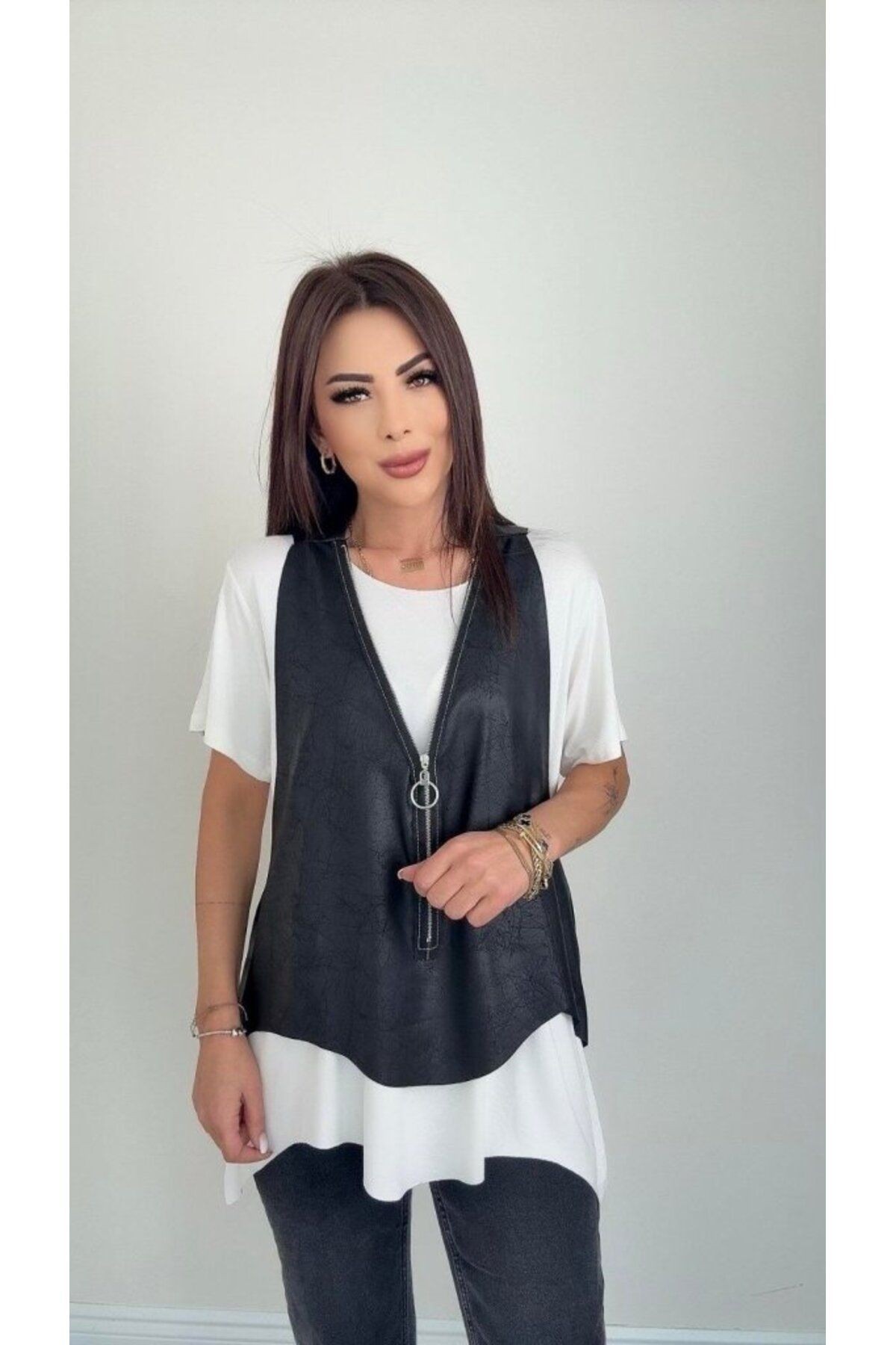 Kadın Kısa Kollu Yuvarlak Yaka Viskon Bluz + Kolsuz Fermuarlı çatlak Deri Yelek