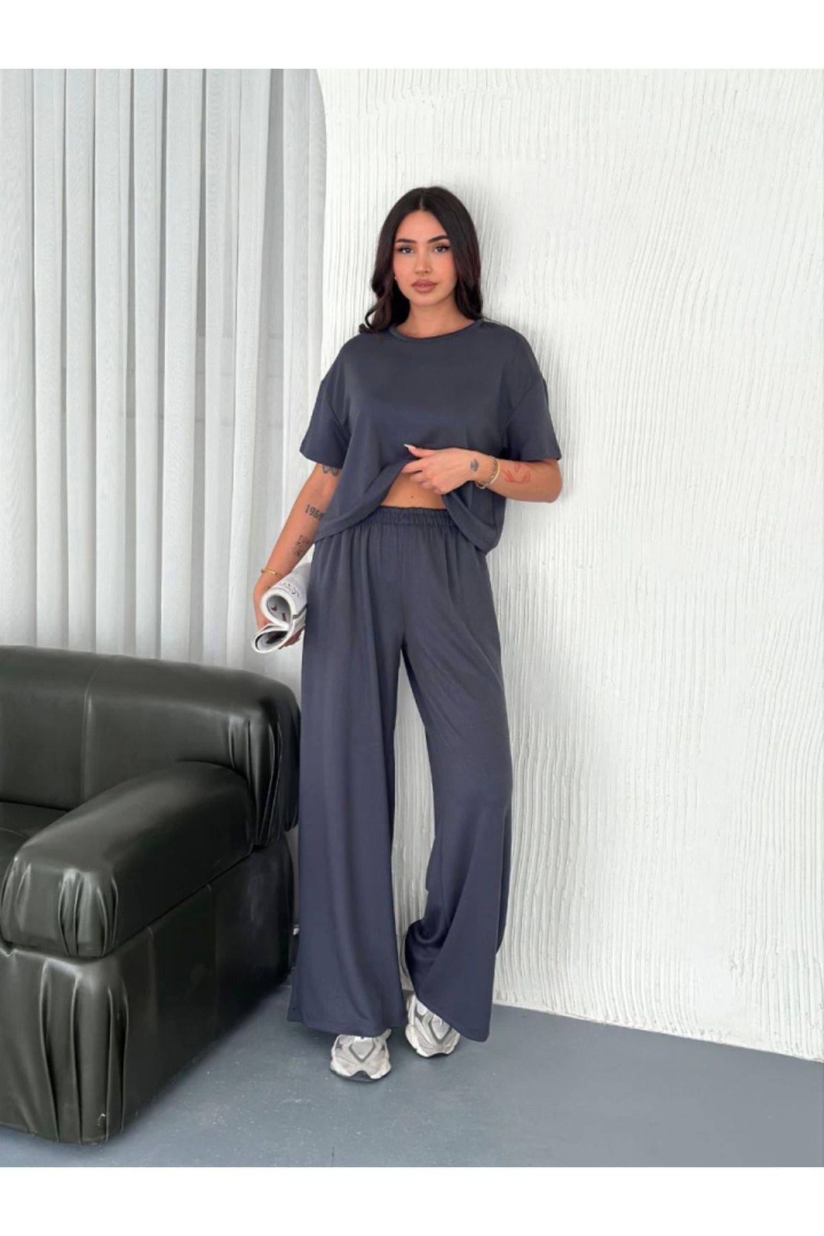 Yumuşak Dokulu Kumaş Bisiklet Yaka T-shirt Bol Paça Pantalon Ikili Takım -Antras
