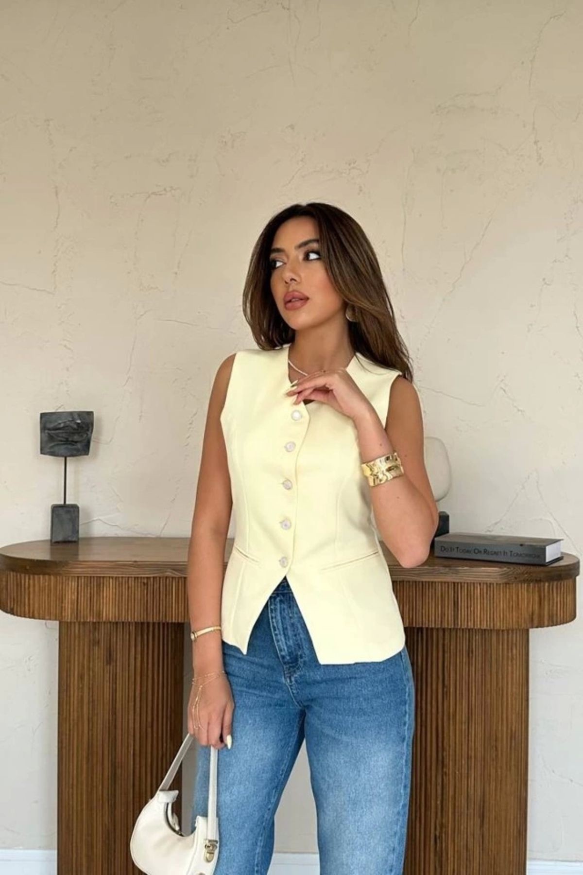 Sarı Belden Oturtma Detaylı Düğmeli Yelek