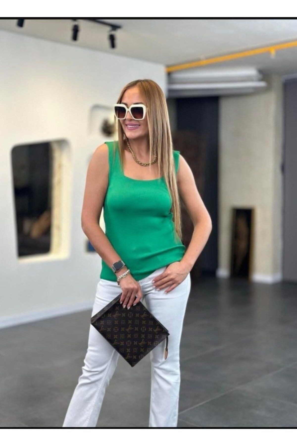 Kare Yaka Kalın Askılı Beyaz Triko Bluz